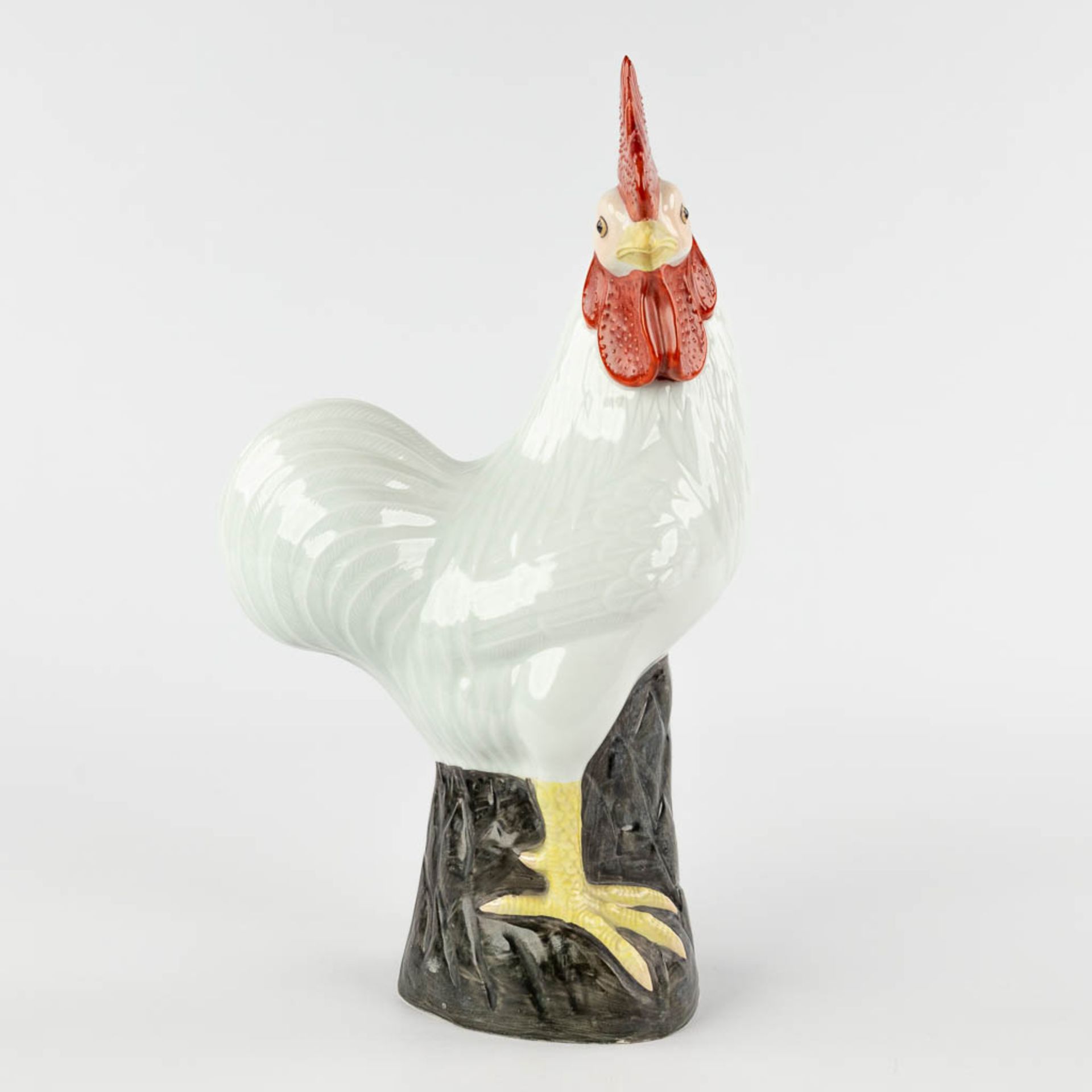 A large Chinese porcelain rooster, Republic Period, 20th C. (L:11,5 x W:19,5 x H:34,5 cm) - Image 8 of 12