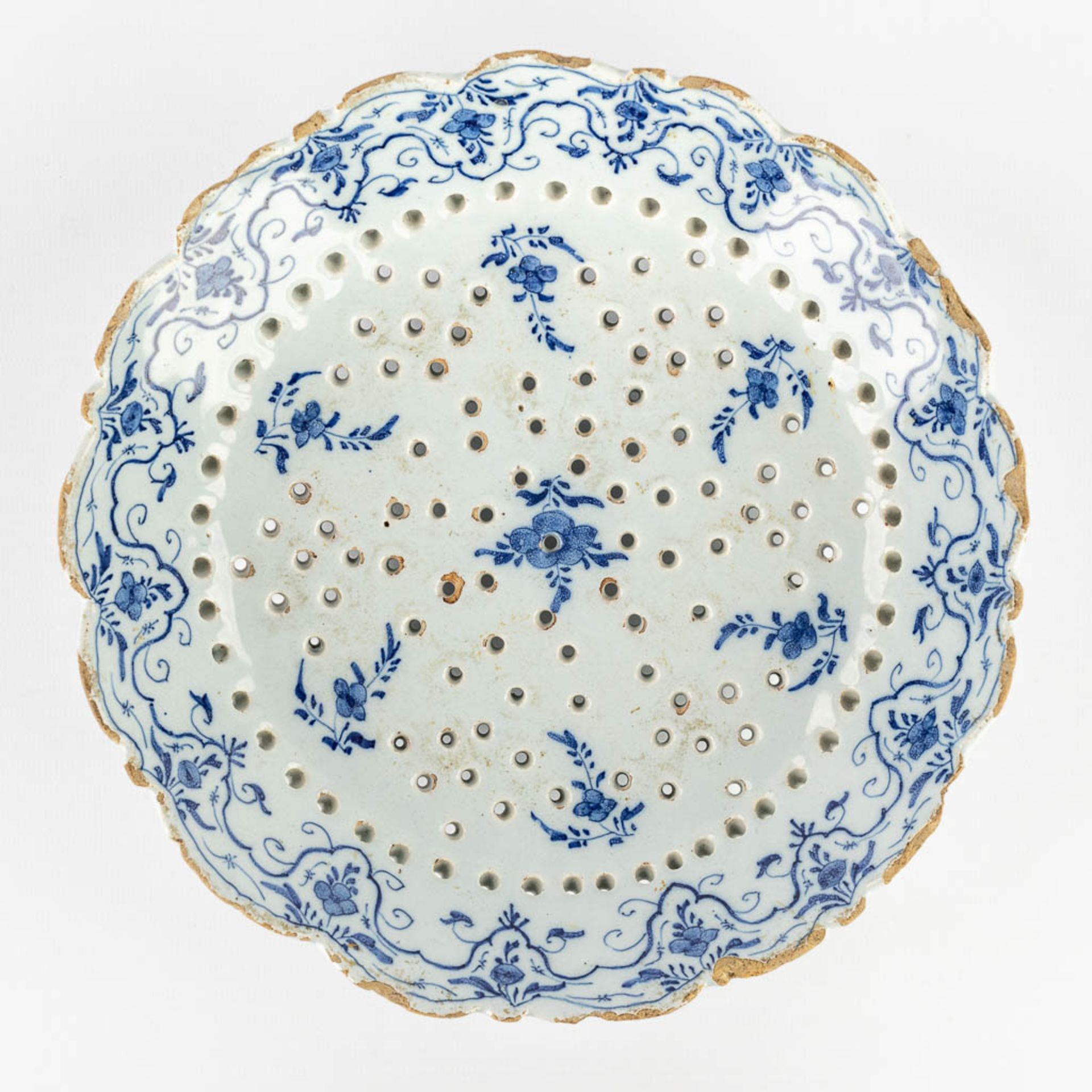 Three pieces of Delfts Faience, two plates with deer and a strainer. 18th C. (D:23 cm) - Image 3 of 18