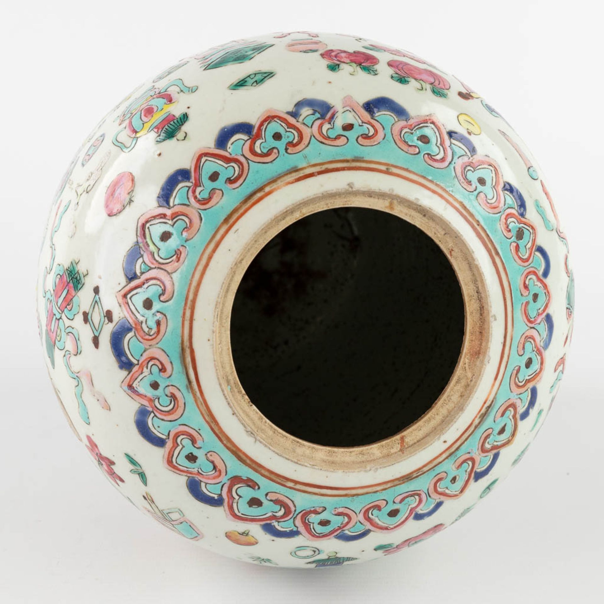 A Chinese Famille Rose ginger jar, decorated with 100 antiquities. 19th/20th C. (H:30 x D:21 cm) - Image 10 of 16
