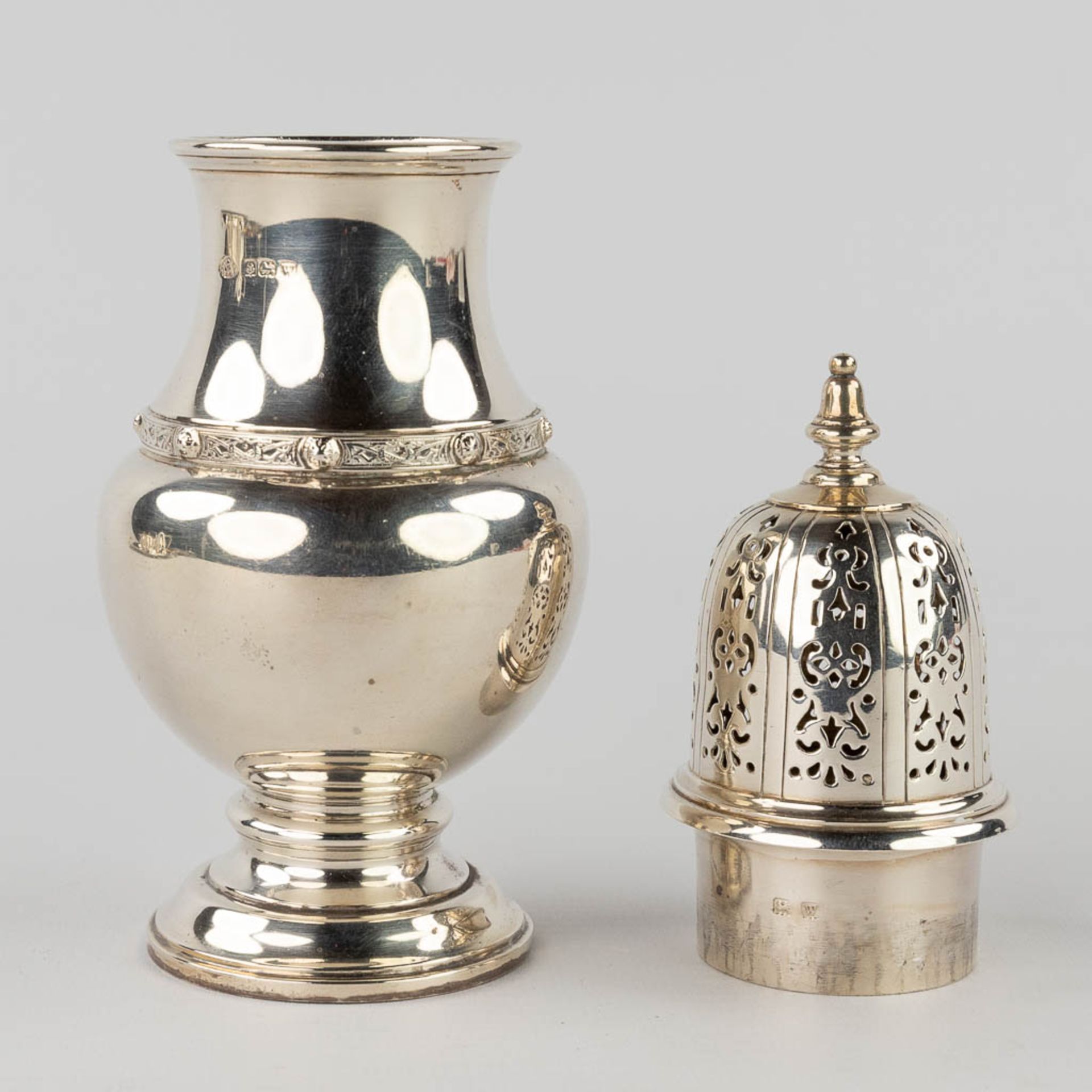 A group lot of table accessories and serve ware, silver and silver-plated metal. 2,760g. (L:29 x W:4 - Bild 8 aus 33