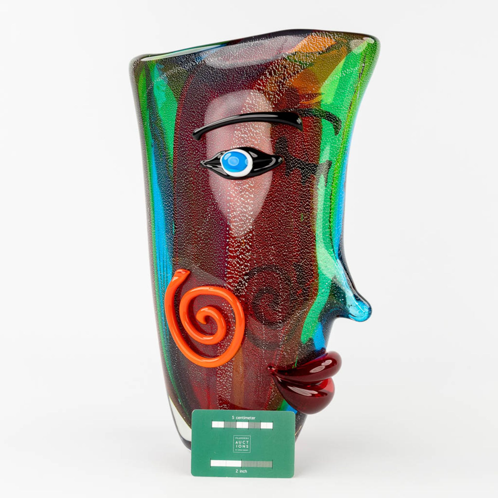 An Art Glass vase, in the style of a Pablo Picasso Head. Murano, Italië. (L:12 x W:25 x H:36 cm) - Image 2 of 15