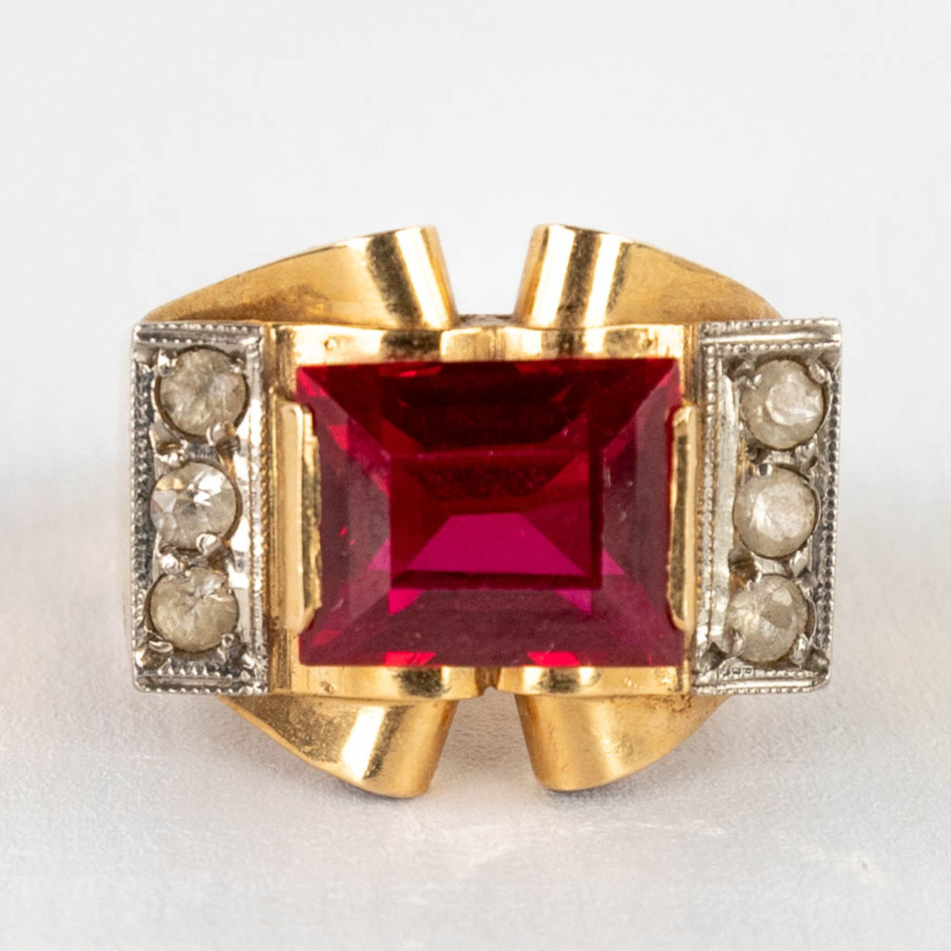 A yellow gold ring with cut red stone/glass and 6 diamonds. Ring size 55. 6,58g.