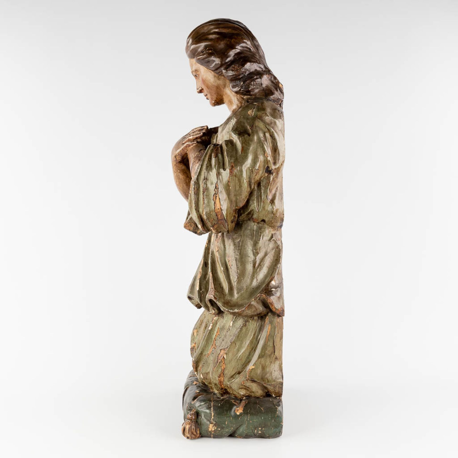 An antique wood-sculptured figurine of a praying lady. 18th C. (L:21 x W:33 x H:85 cm) - Image 6 of 16