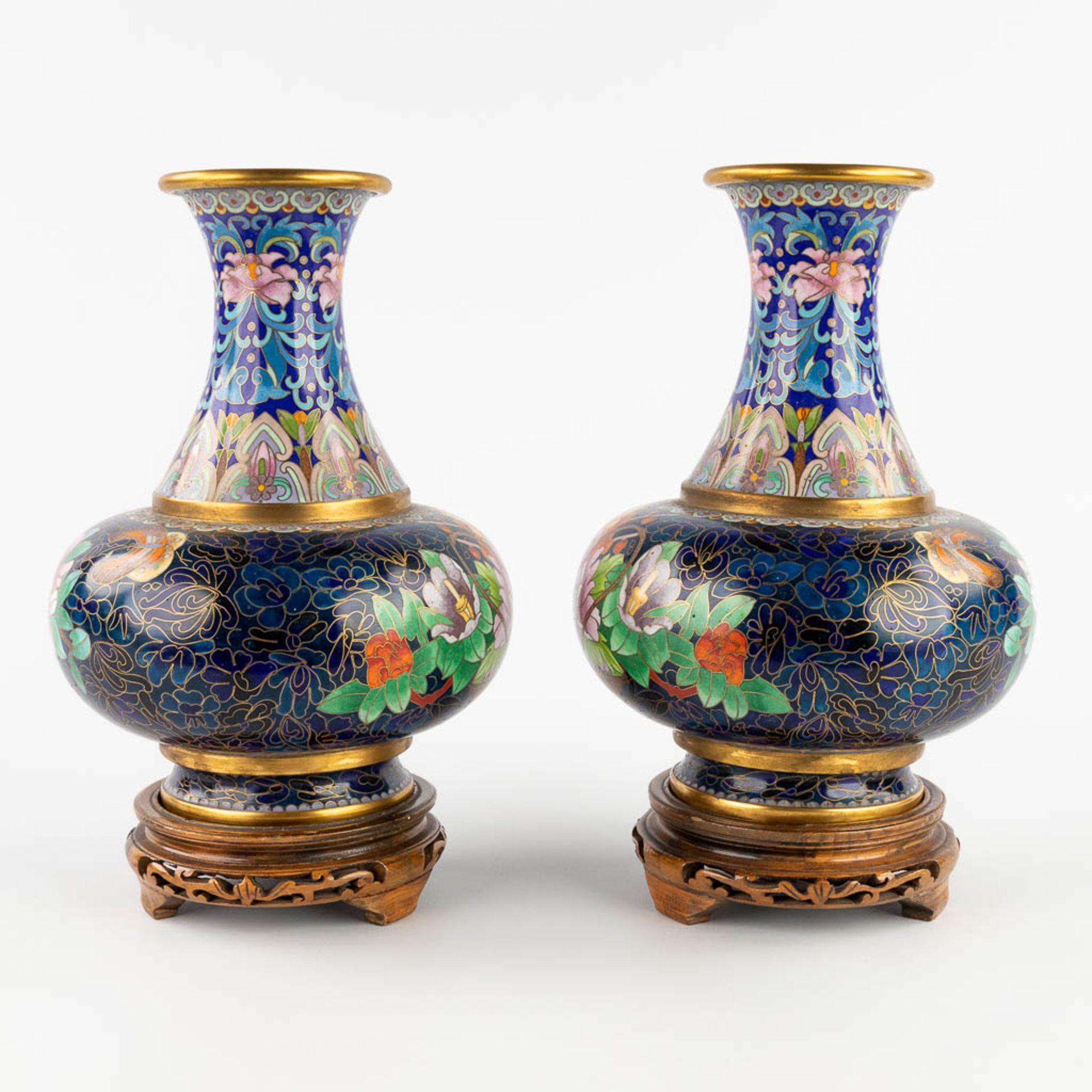 A pair of vases with a flower decor, cloisonné decor. 20th C. (W:18 x H:26 cm) - Bild 4 aus 13