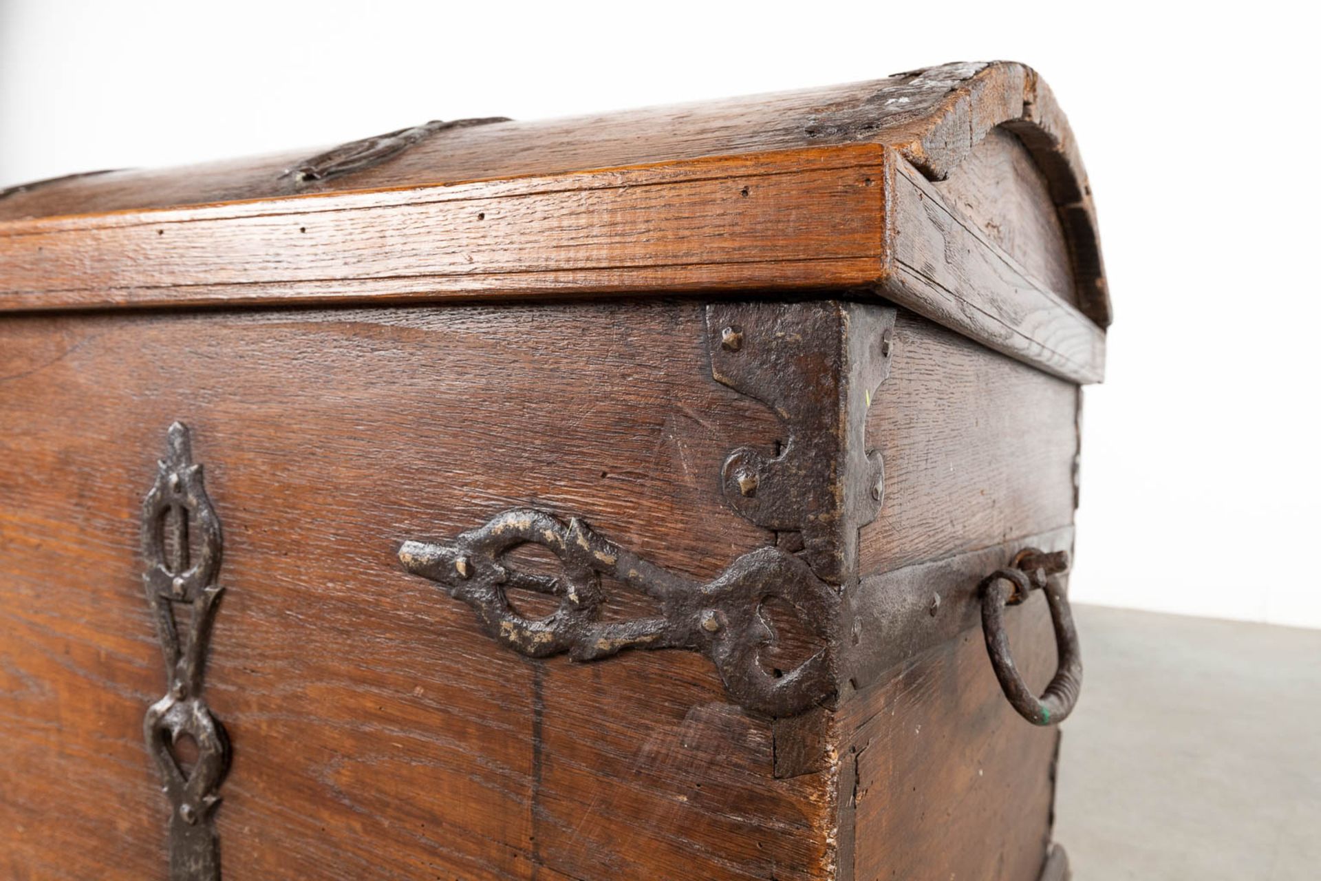 An antique chest, oak finished with wrought iron. 18th C. (L:58 x W:135 x H:58 cm) - Bild 9 aus 17