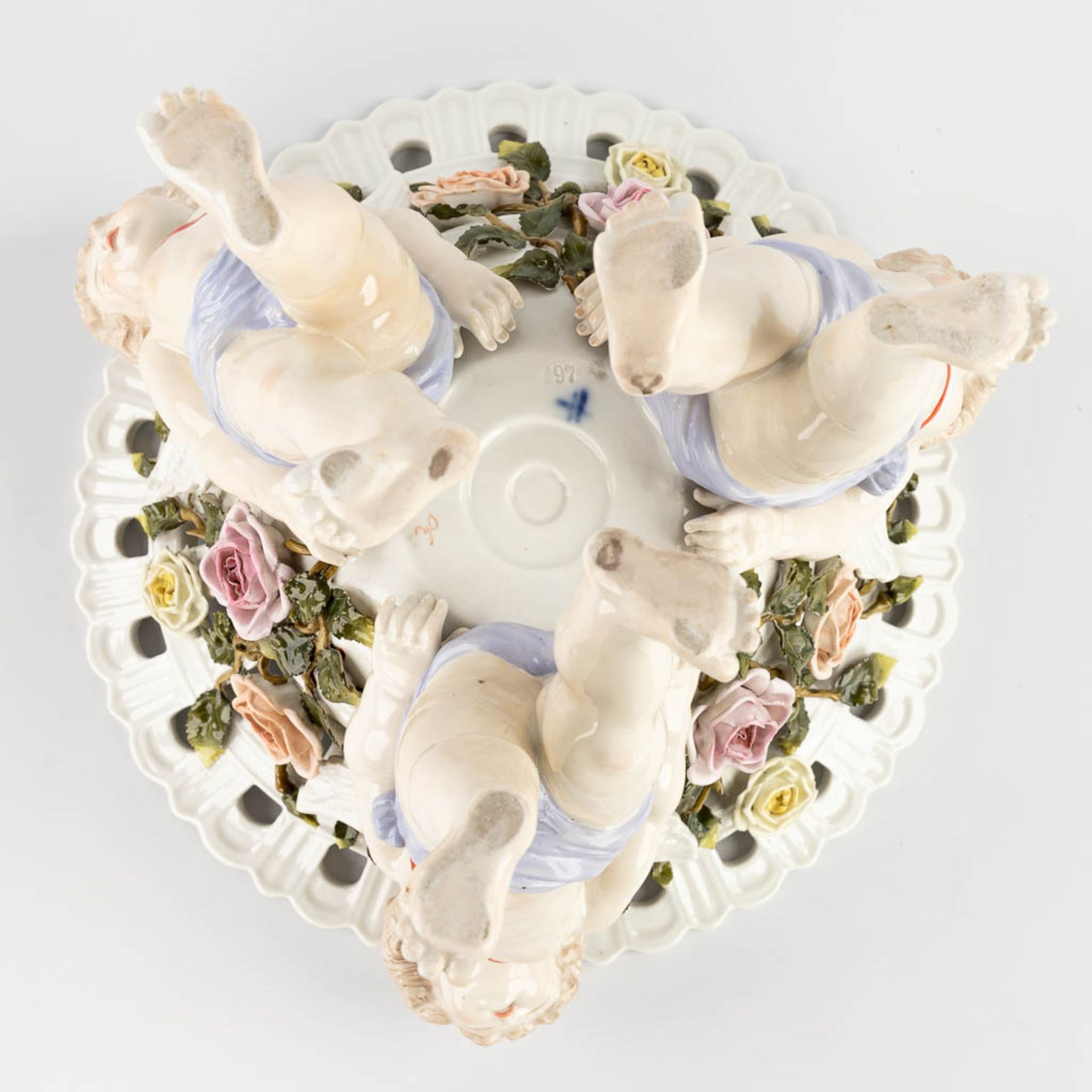 Sitzendorf is a porcelain table centrepiece in the shape of a basket held by putti. 19th C. (H:25 x - Image 8 of 12