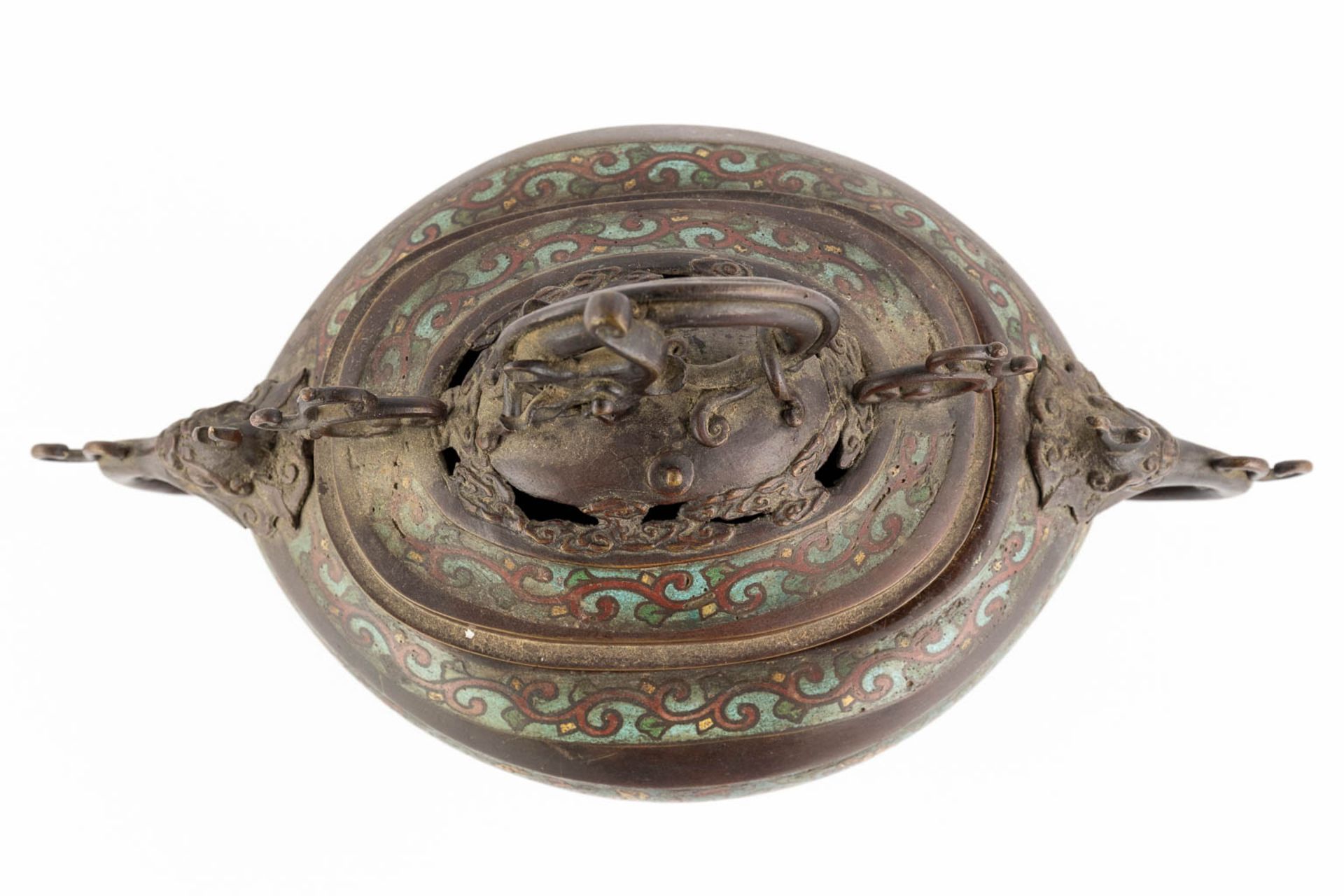 A Japanese incense burner, bronze with champslevé decor. 19th C. (L:19 x W:33 x H:27 cm) - Image 7 of 16