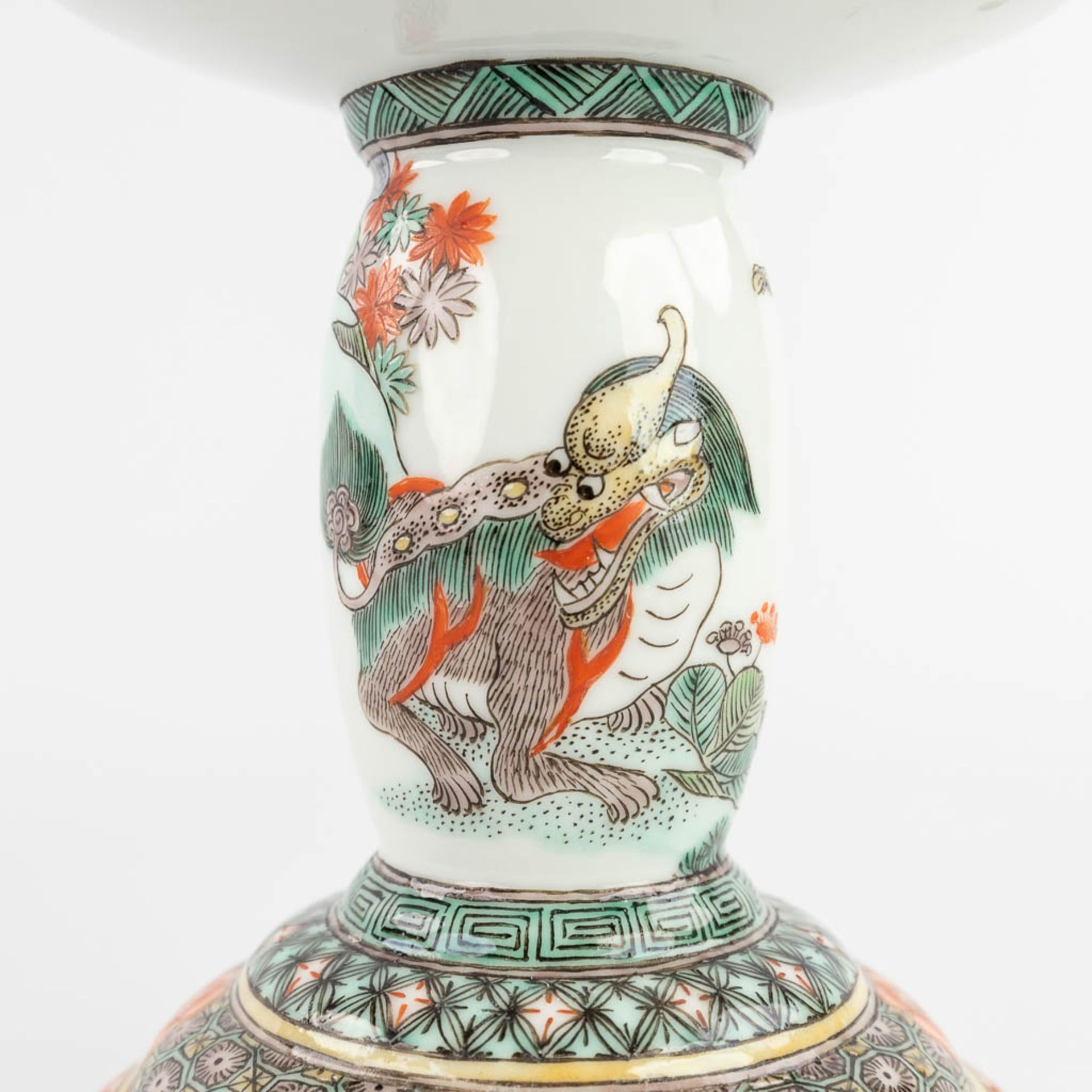 A Chinese porcelain candle holder, decorated with a foo dog. 20th C. (H:14,5 x D:11 cm) - Image 12 of 13