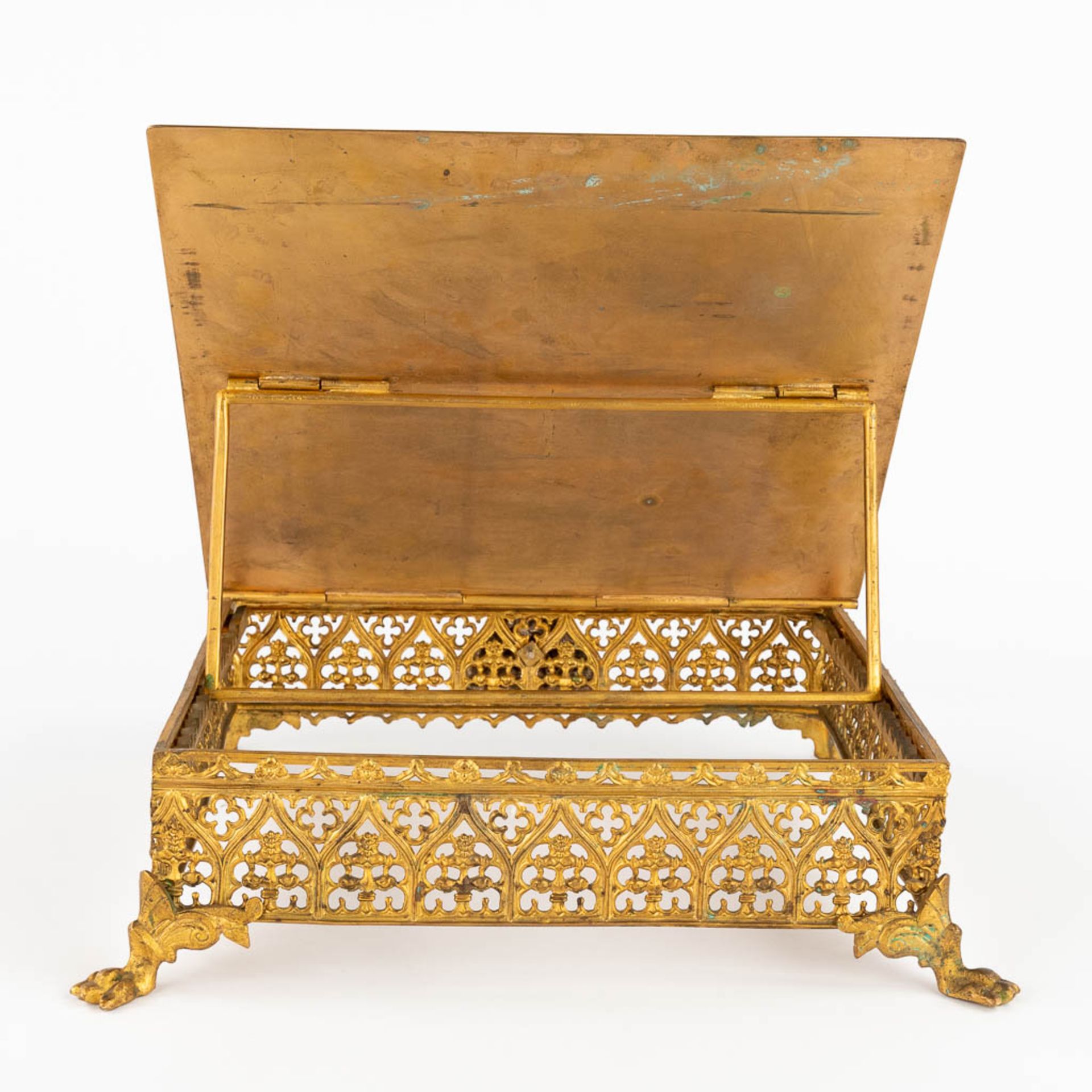 A lectern, brass in Gothic Revival style. Circa 1900. (L:31 x W:31 x H:11 cm) - Image 5 of 11