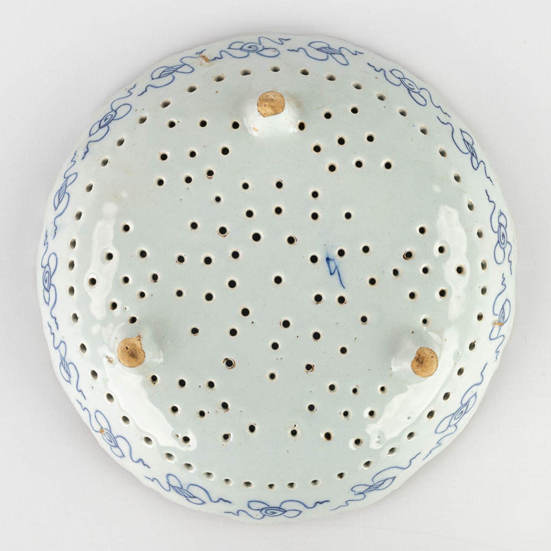 Three pieces of Delfts Faience, two plates with deer and a strainer. 18th C. (D:23 cm) - Image 7 of 18