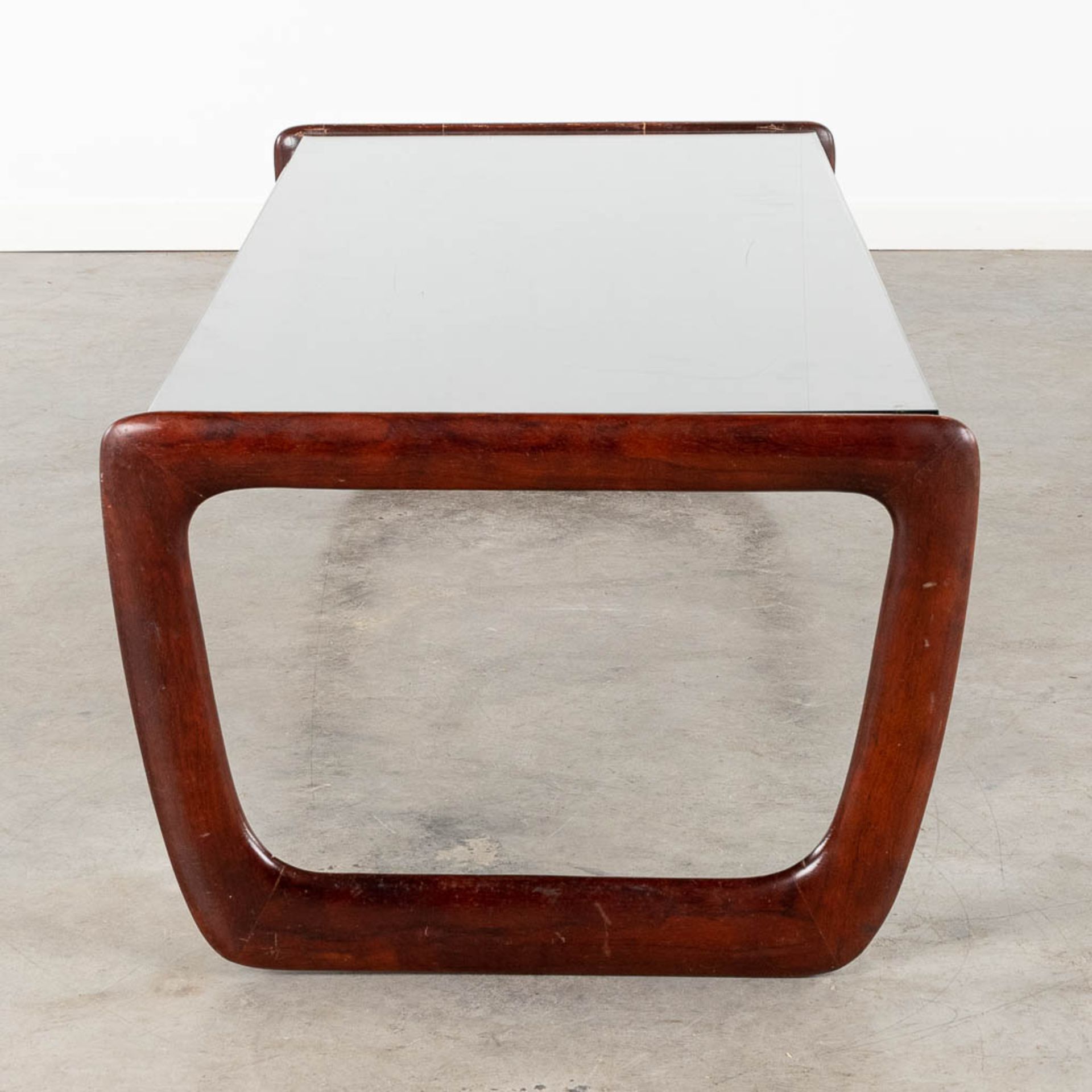 A mid-century coffee table with a glass top, probably teak. (L:30 x W:130 x H:40 cm) - Bild 6 aus 12