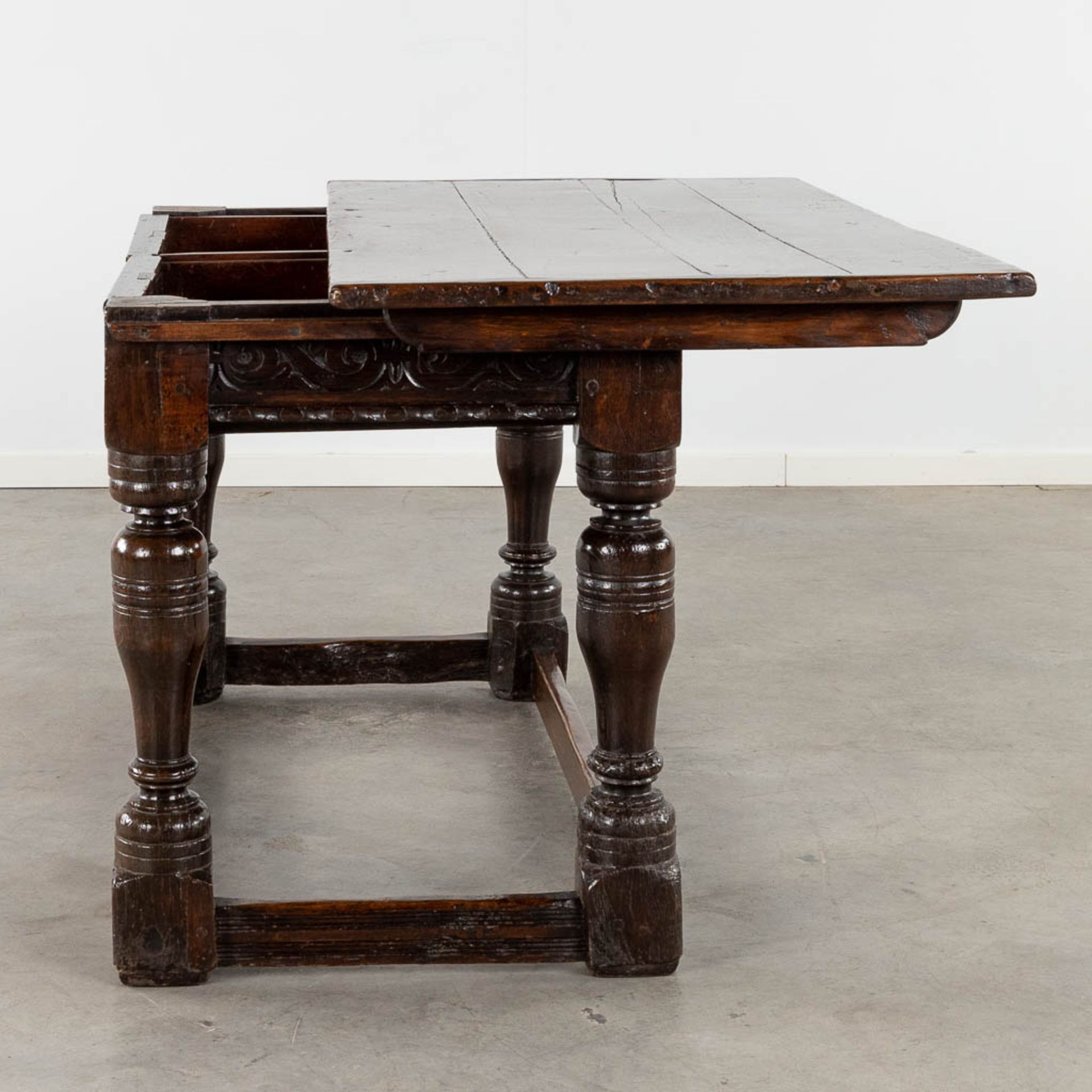 An antique payment table/side table. Oak, 18th C. (L:72 x W:142 x H:76 cm) - Bild 11 aus 16