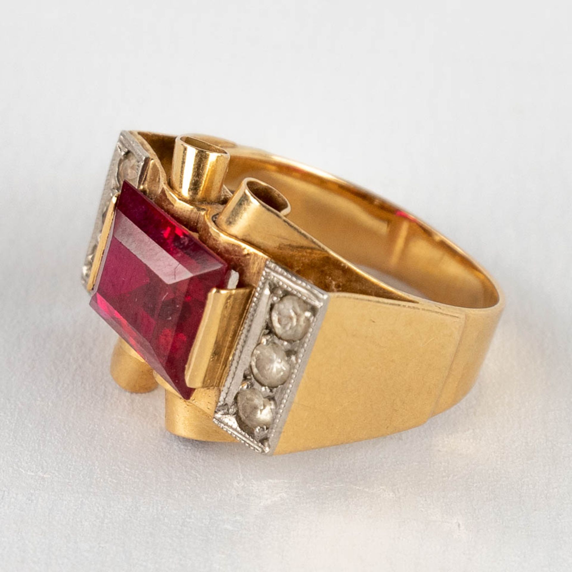 A yellow gold ring with cut red stone/glass and 6 diamonds. Ring size 55. 6,58g. - Image 4 of 11