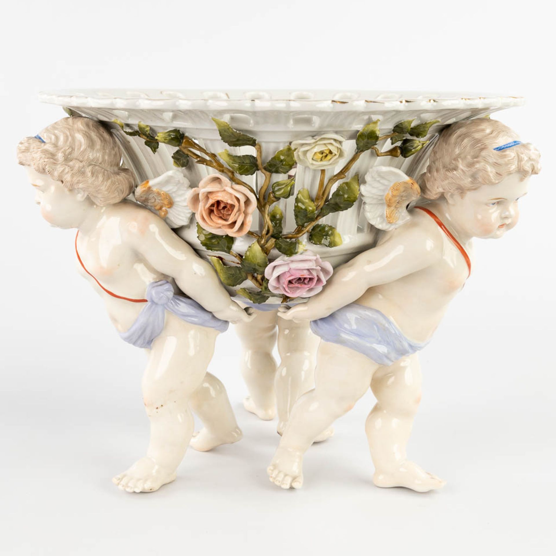Sitzendorf is a porcelain table centrepiece in the shape of a basket held by putti. 19th C. (H:25 x - Image 5 of 12