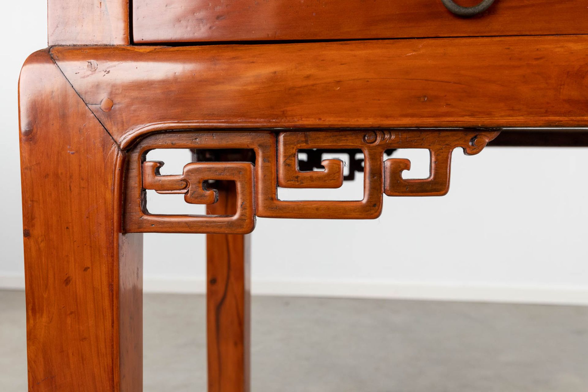 An antique Chinese side table, hardwood. (L:60 x W:130 x H:82 cm) - Bild 9 aus 15