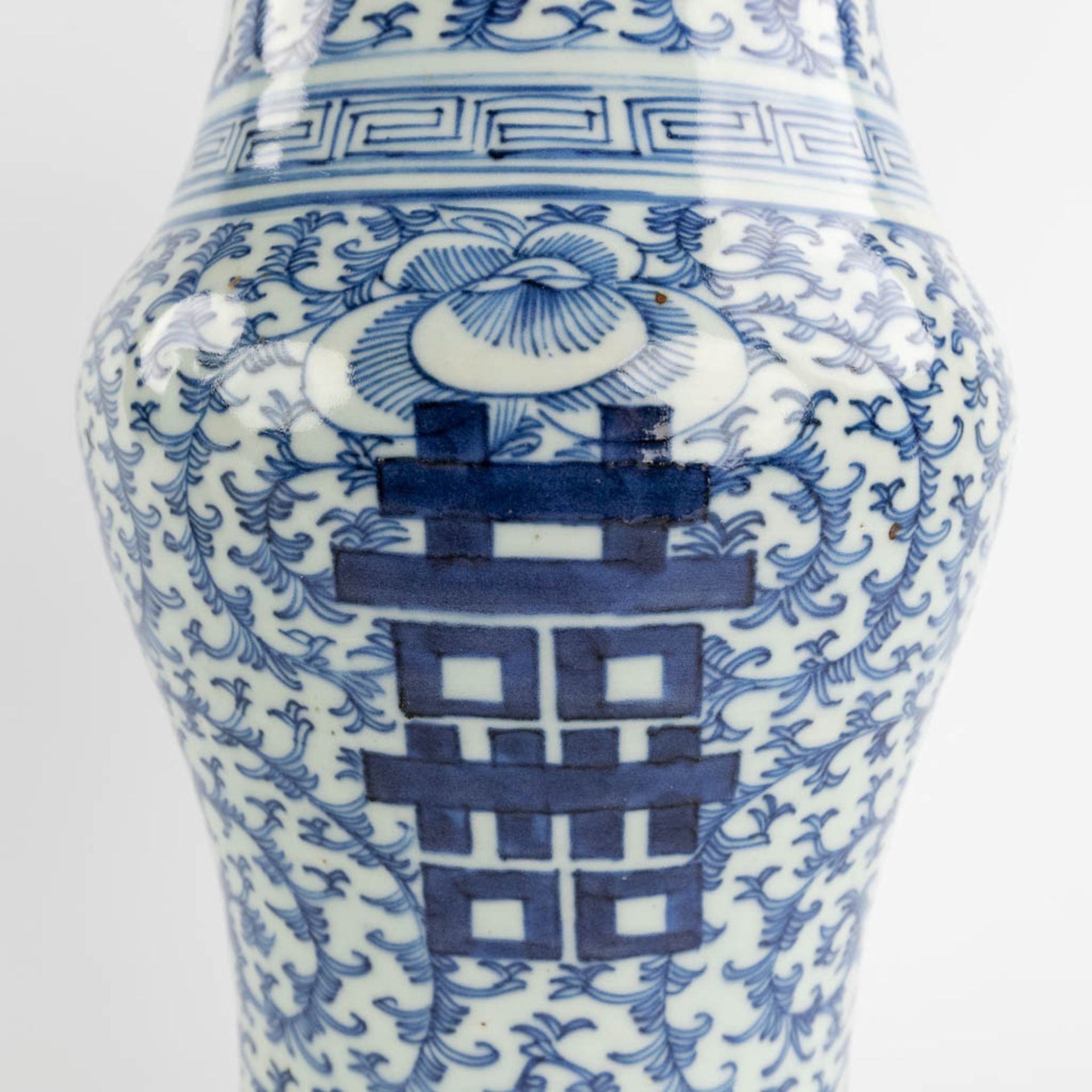 A pair of Chinese blue-white vases, Chenghua mark. 19th C. (H:41 x D:21,5 cm) - Image 14 of 14