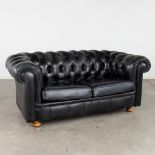 A two-person black leather sofa, Chesterfield. (L:87 x W:164 x H:70 cm)