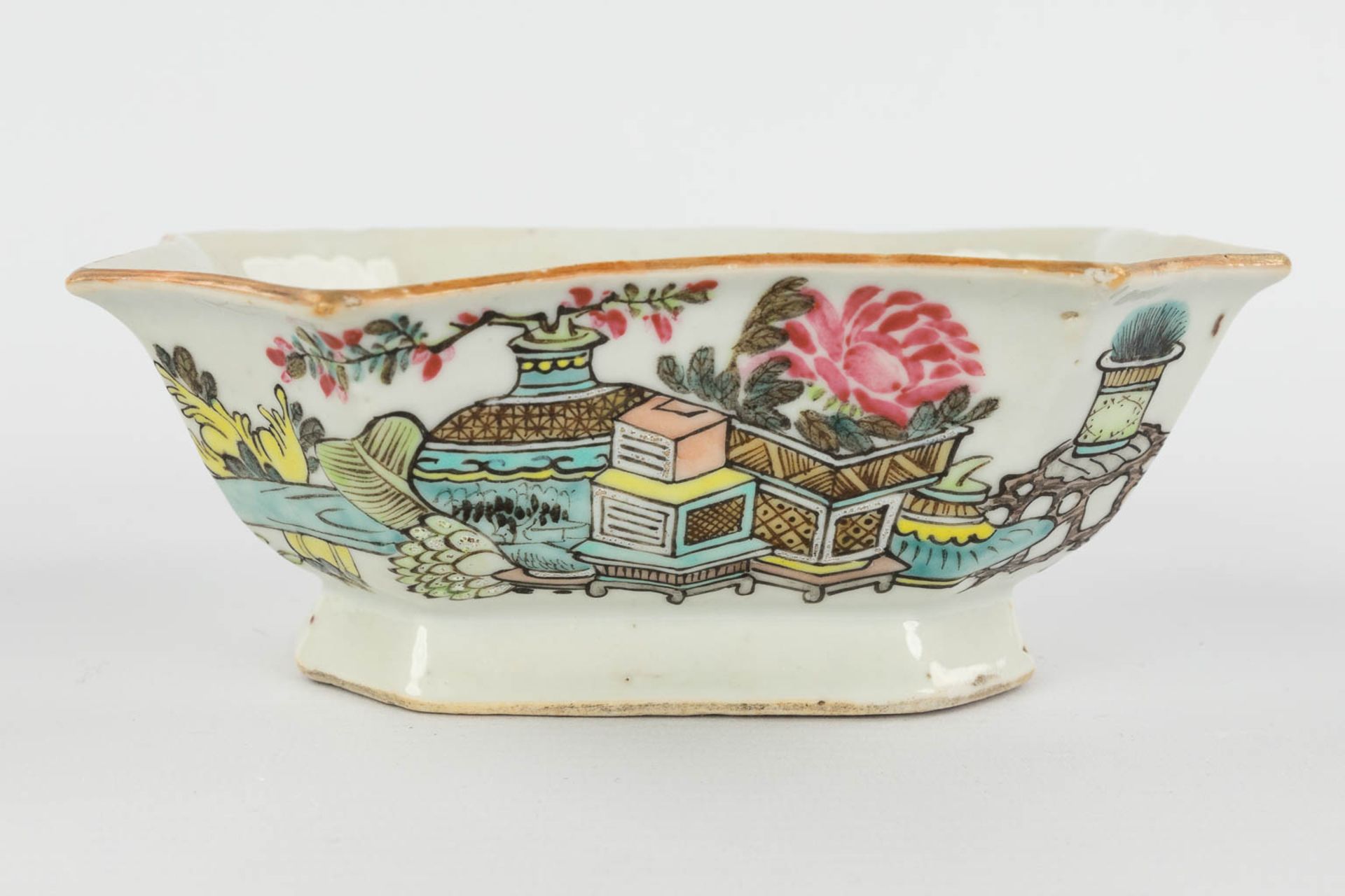 A Chinese bowl and small pot with a lid. Guangxu and Tongzi mark. 19th/20th C. (L:13,5 x W:16,5 x H: - Image 3 of 24