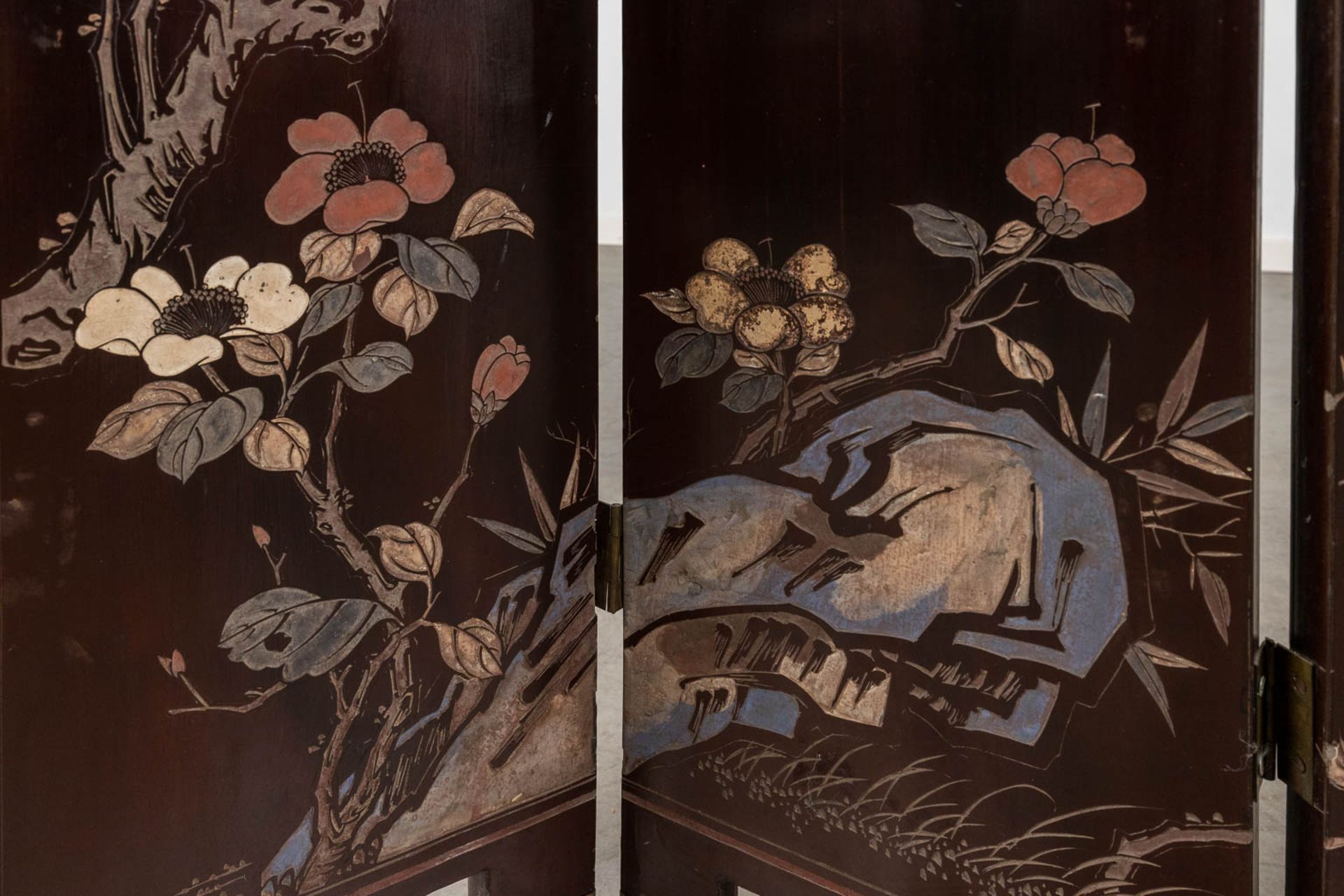 A room divider, screen with Chinoiserie decors, Fauna, Flora and playing children. Circa 1900. (W:10 - Image 13 of 17