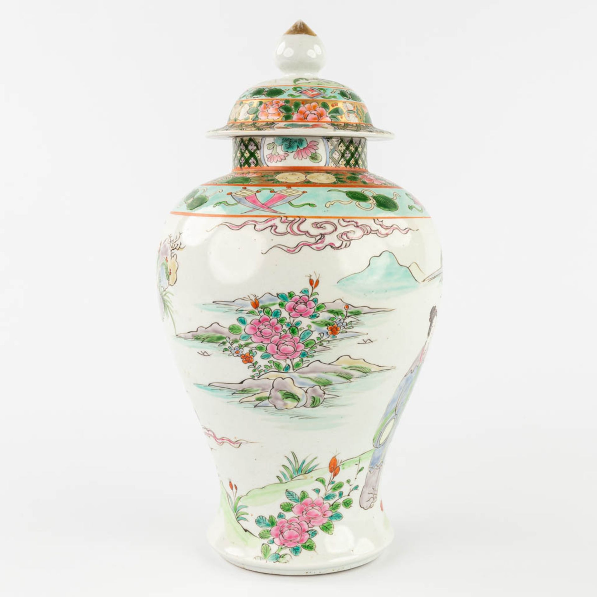 A Japanese baluster vase with lid, decorated with ladies and landscapes. (H:35 x D:18 cm) - Image 5 of 14