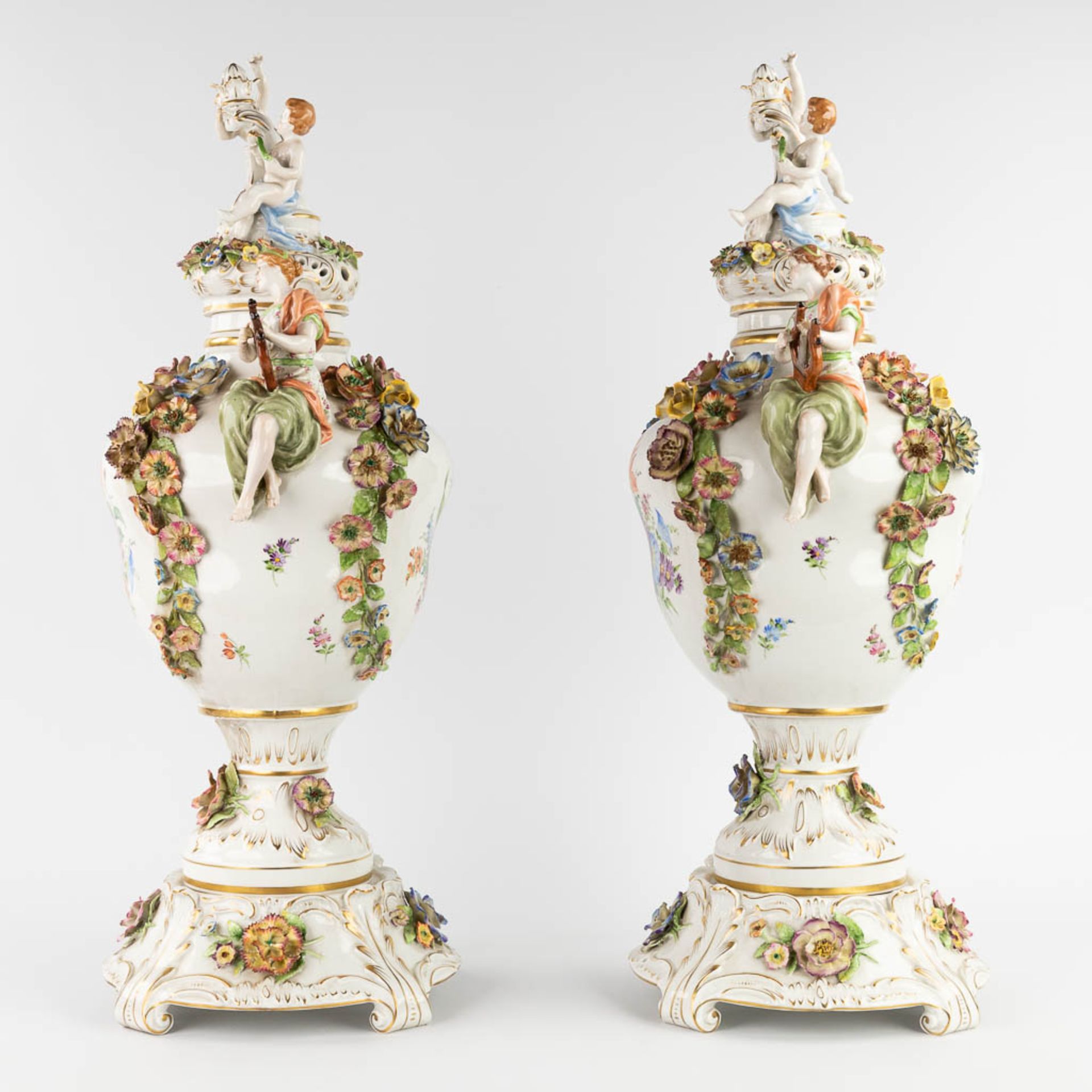 Von Schierholz, Plaue, a pair of large porcelain vases on stands. 20th C. (L:25 x W:35 x H:76 cm) - Image 5 of 19