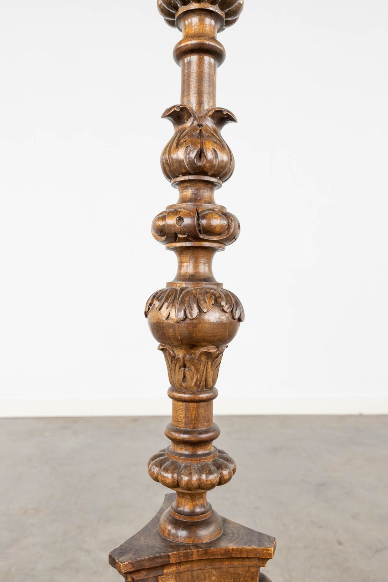 A wood-sculptured lamp base or candle holder, decorated with angels. (H:121 x D:23 cm) - Image 9 of 12