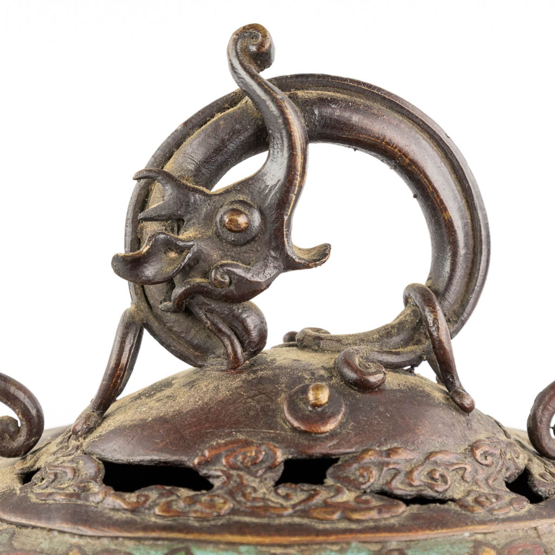 A Japanese incense burner, bronze with champslevé decor. 19th C. (L:19 x W:33 x H:27 cm) - Image 8 of 16