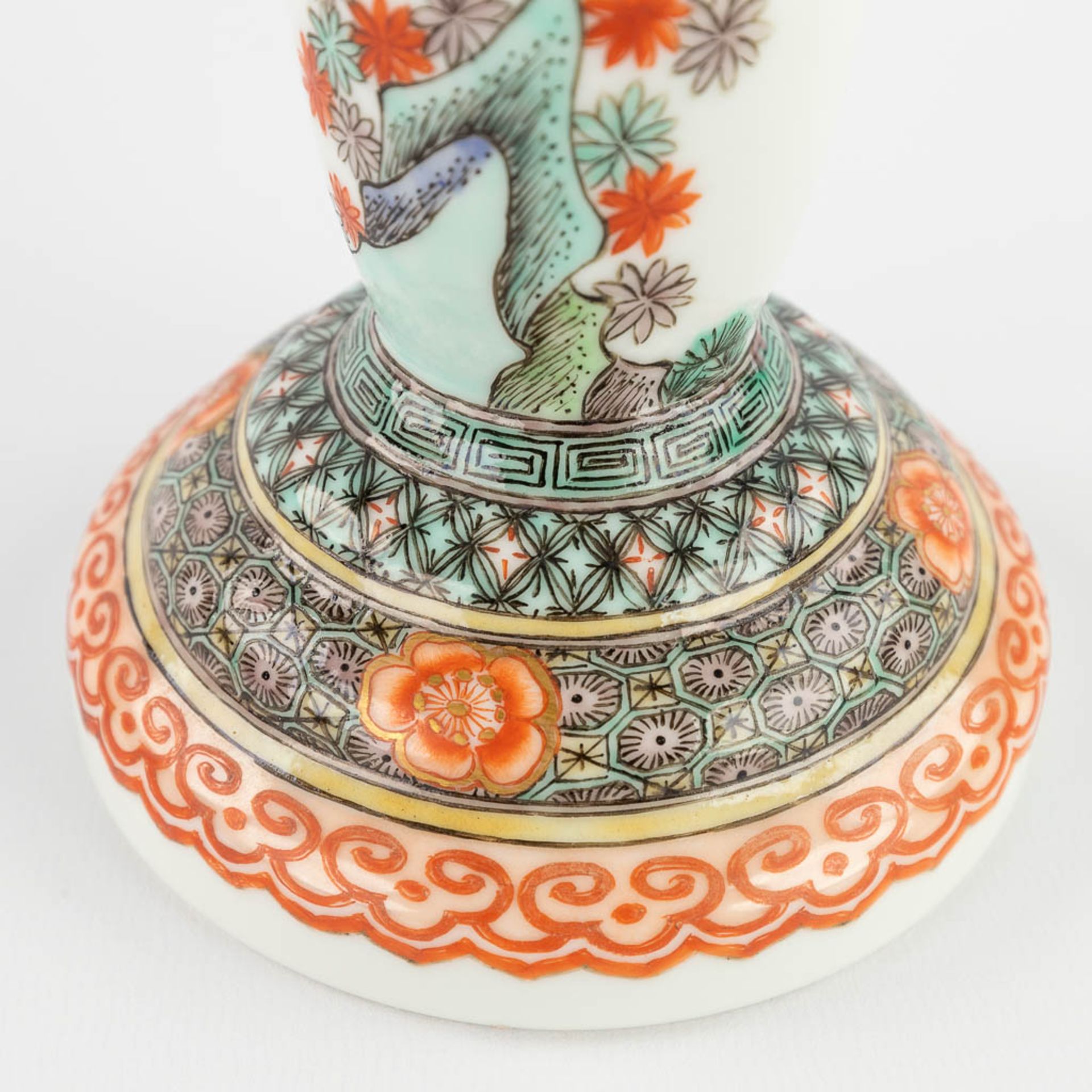 A Chinese porcelain candle holder, decorated with a foo dog. 20th C. (H:14,5 x D:11 cm) - Image 13 of 13