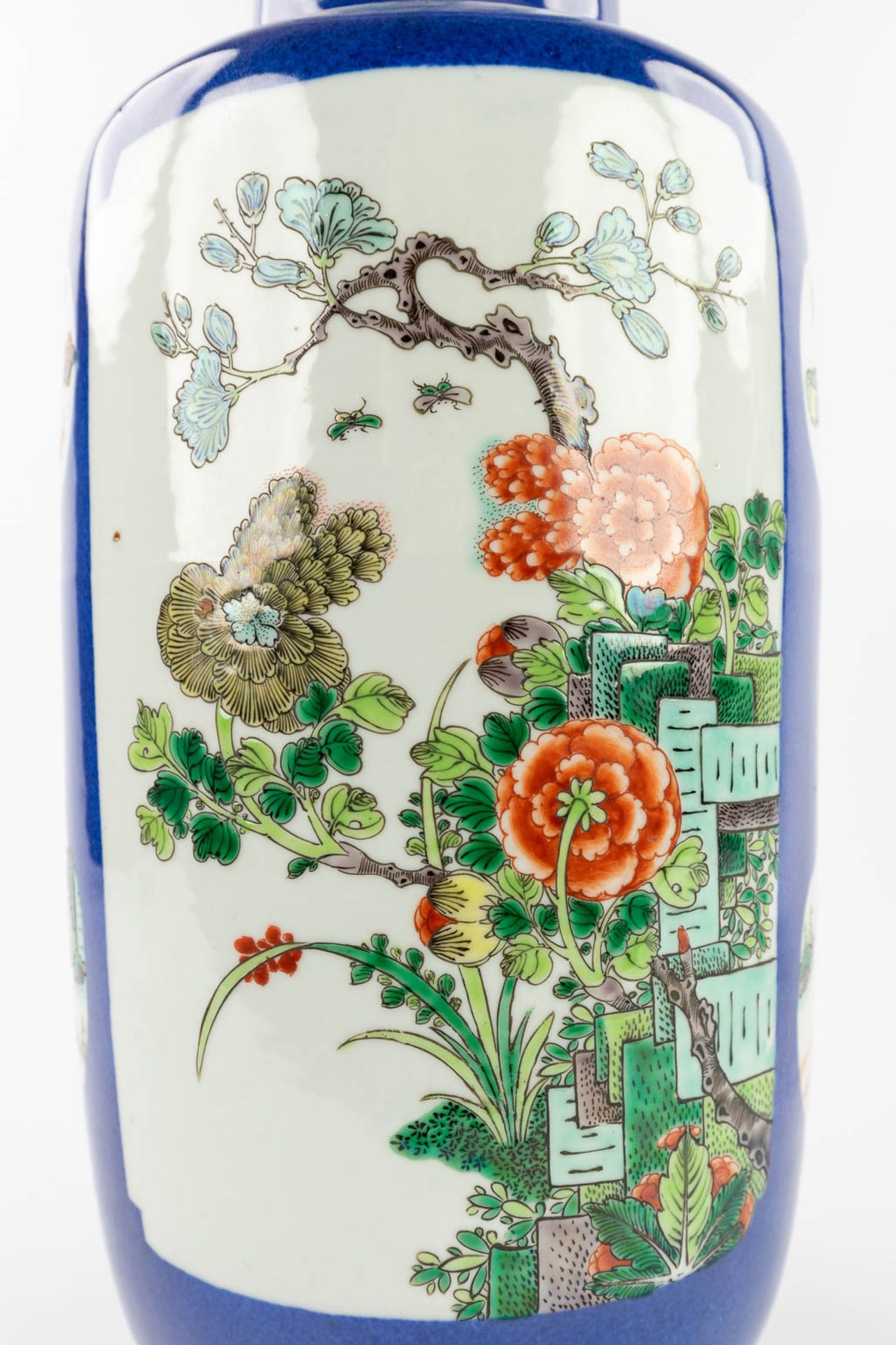 A pair of Chinese vases, decorated with fauna and flora. 20th C. (H:45 x D:18 cm) - Image 12 of 13