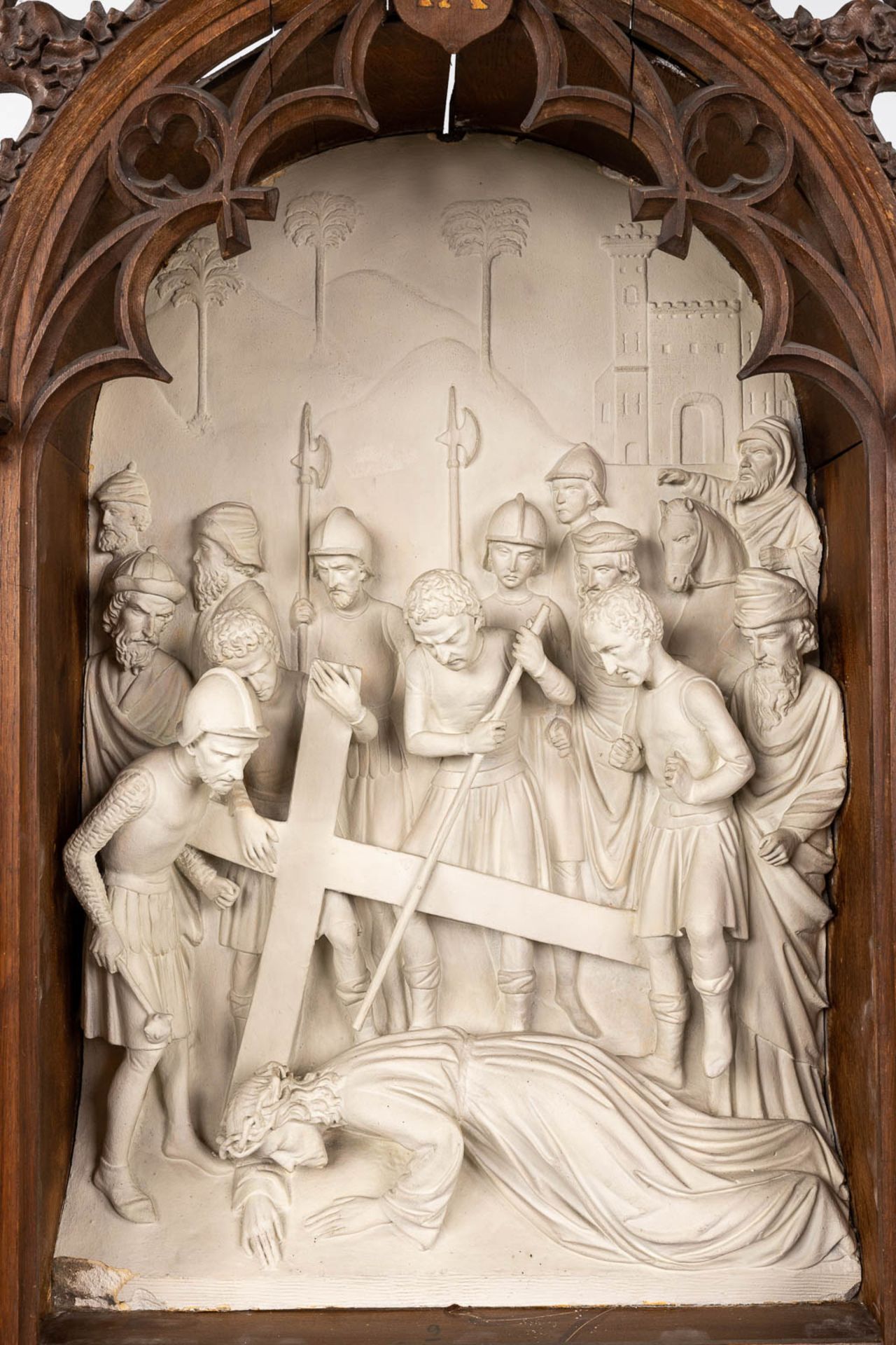 An extensive 14-piece 'Stations Of The Cross', plaster with gothic revival, wood-sculptured frames. - Bild 20 aus 30