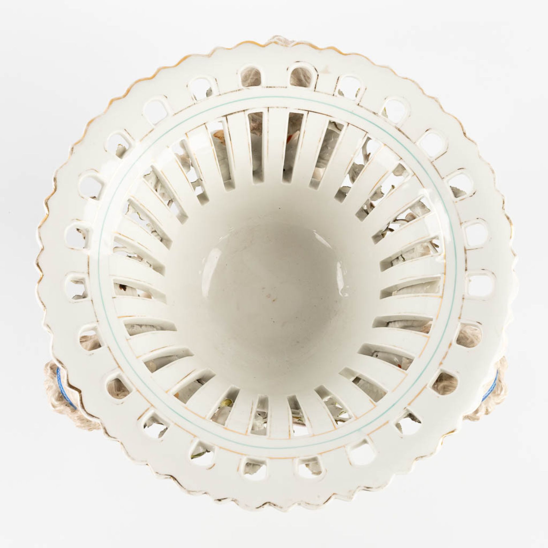 Sitzendorf is a porcelain table centrepiece in the shape of a basket held by putti. 19th C. (H:25 x - Image 11 of 12