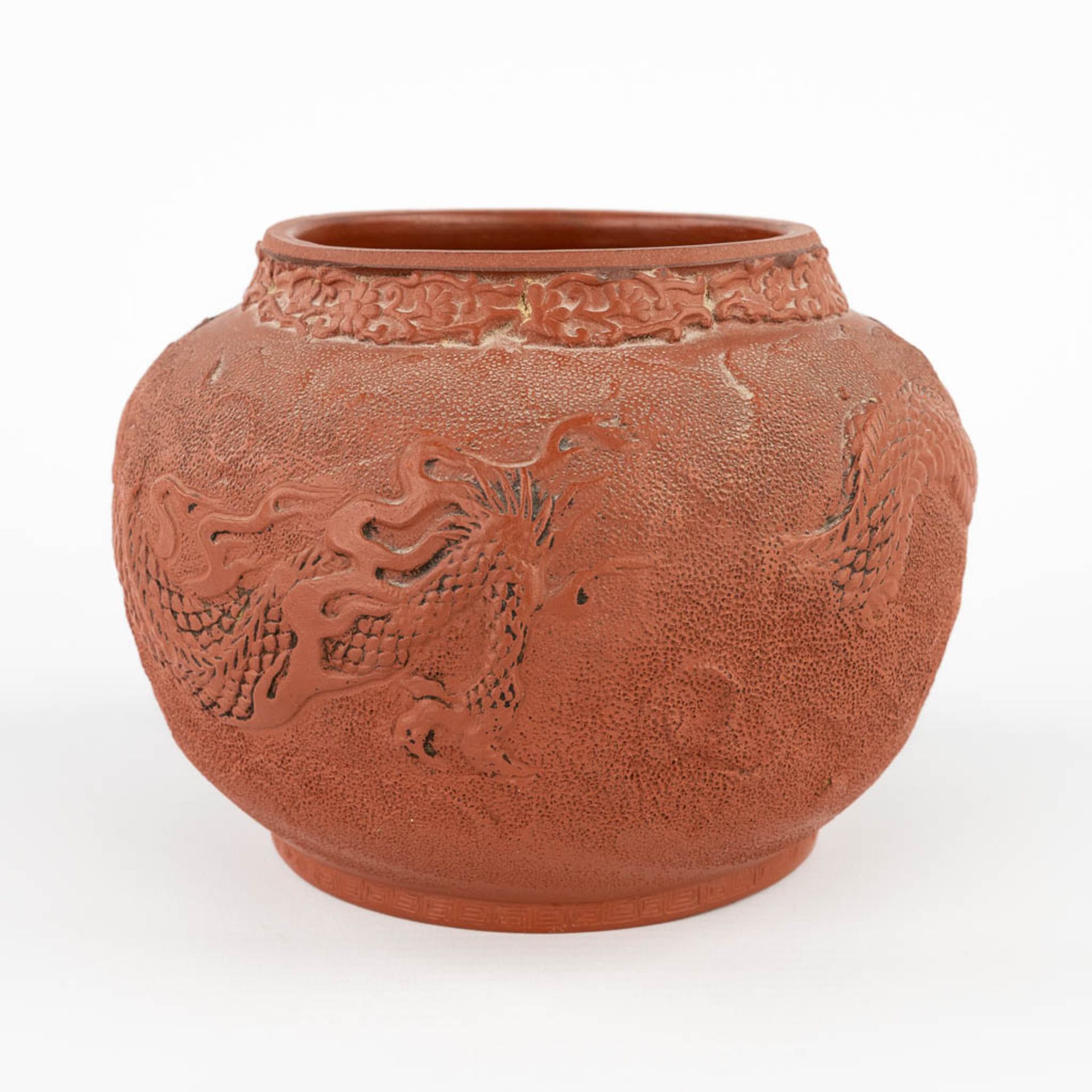 A Chinese stoneware vase, with a relief dragon. 19th/20th C. (H:13 x D:17 cm) - Image 5 of 13