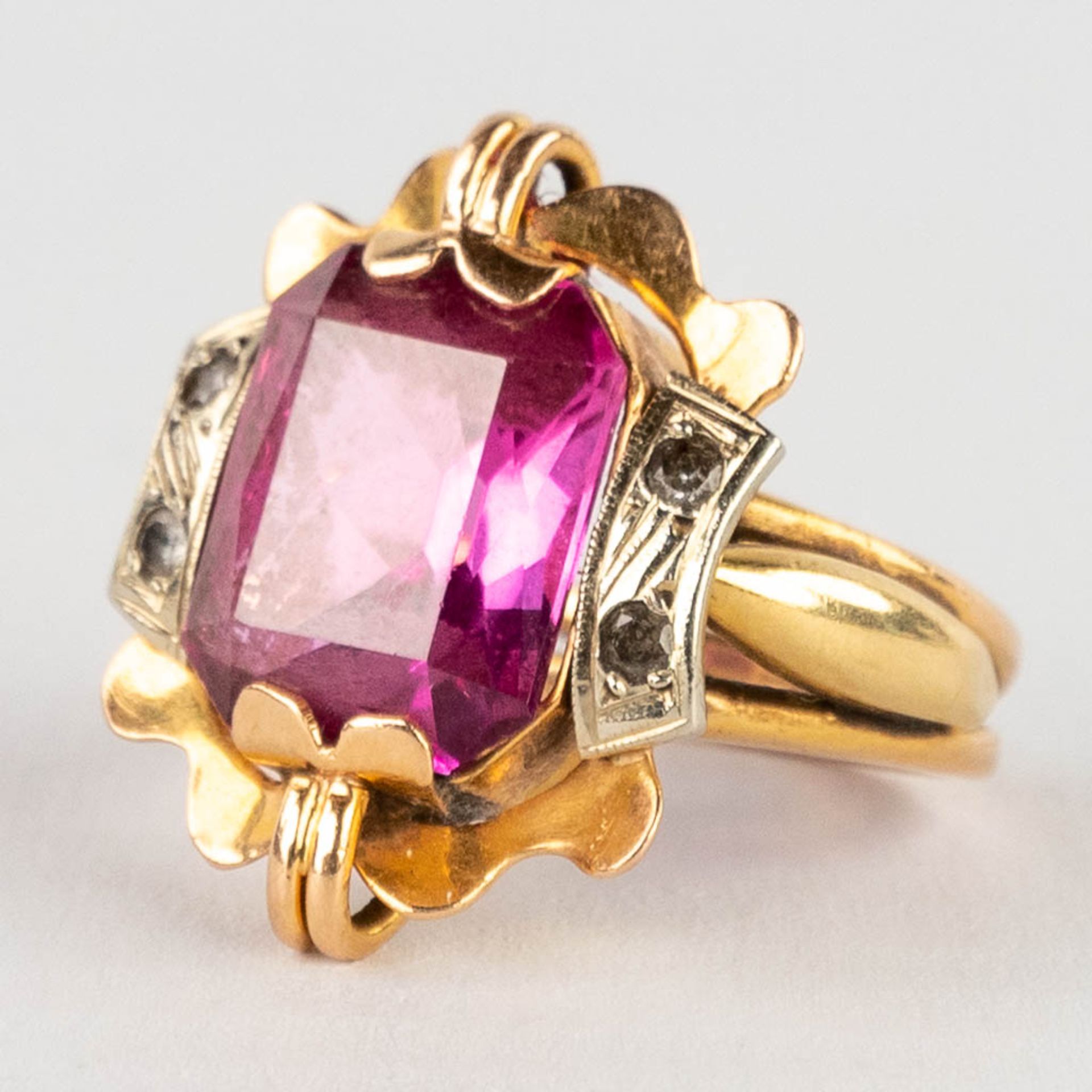 A yellow gold ring with a cut light purple stone/glass. 6,87g. Ring size: 52. - Image 4 of 9