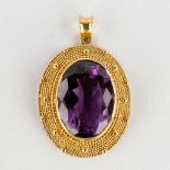 A pendant with purple cut stone/glass. 16,91g. (W:3 x H:4,5 cm)