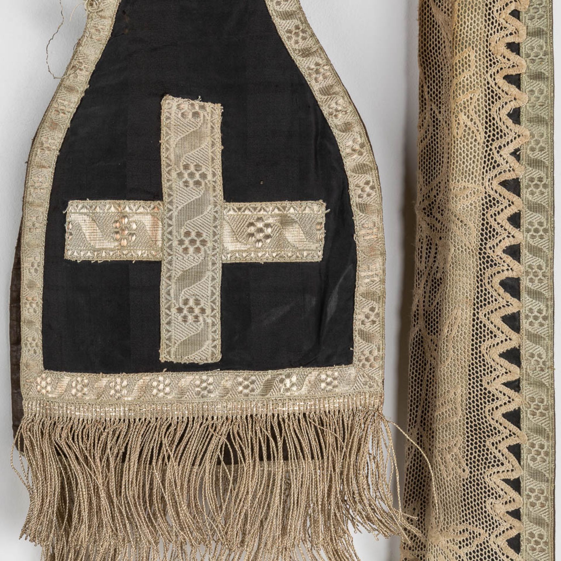 A set of Black Lithurgical Robes, Roman Chasubles, Stola, Manisple and Chalice Veils. - Bild 19 aus 22