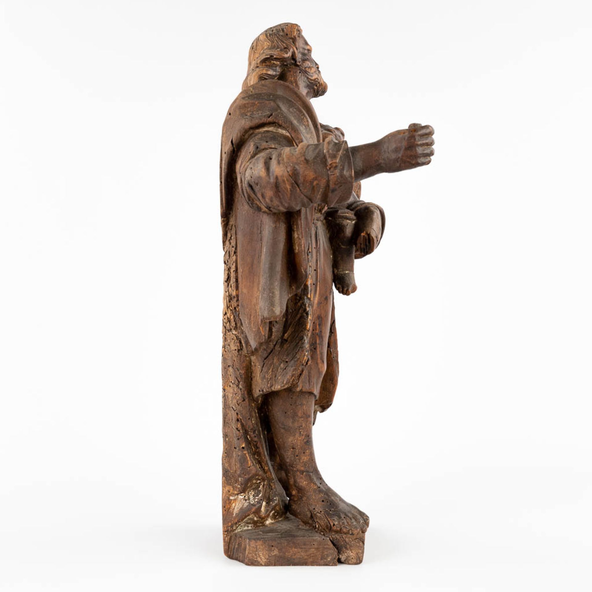 An antique wood-sculpture 'Joseph and baby Jesus', 17th/18th C. (L:14 x W:27 x H:48 cm) - Image 4 of 15