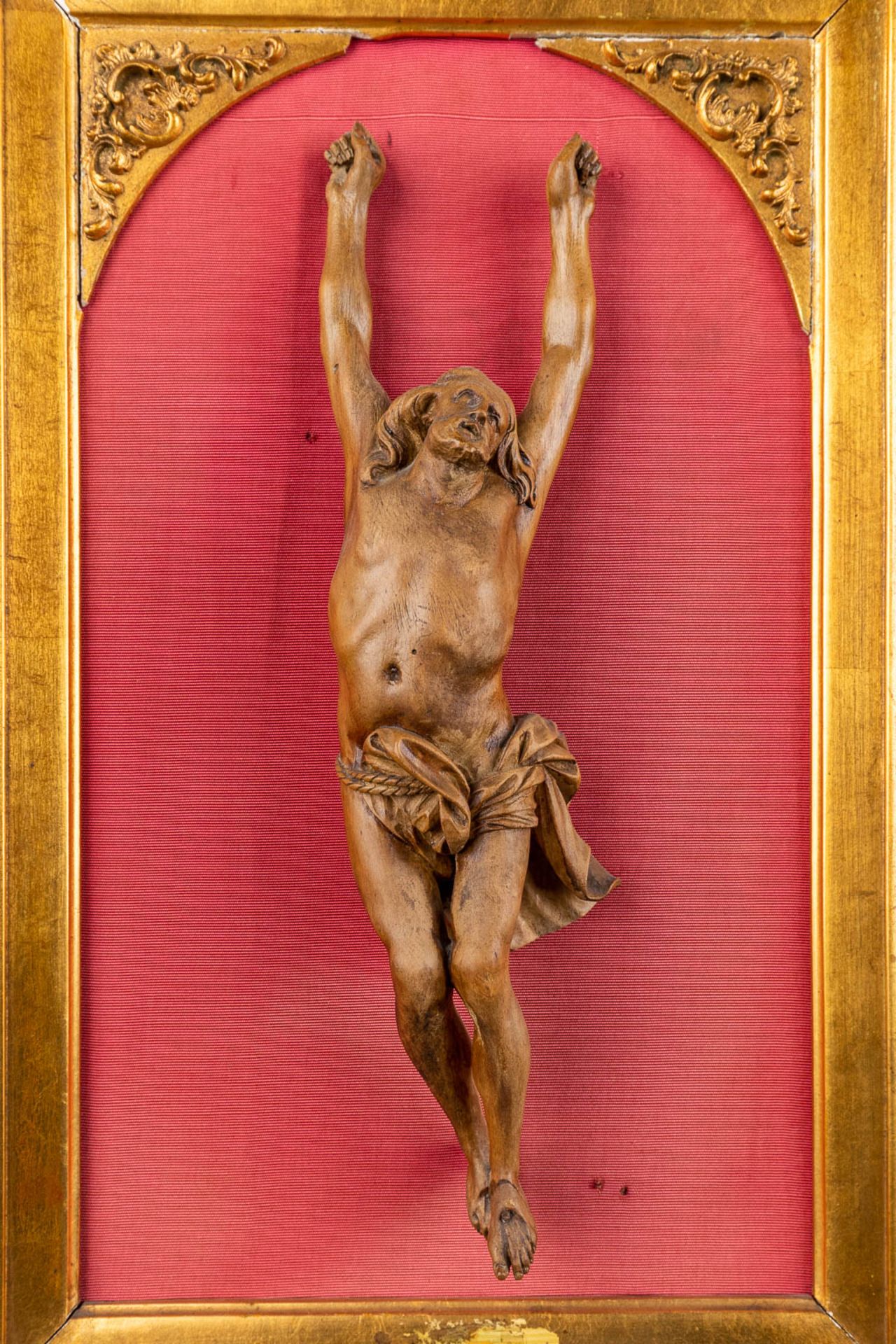 An antique wood-scultpured Corpus Christi, mounted in a gilt frame. (H:63 cm) - Image 3 of 12