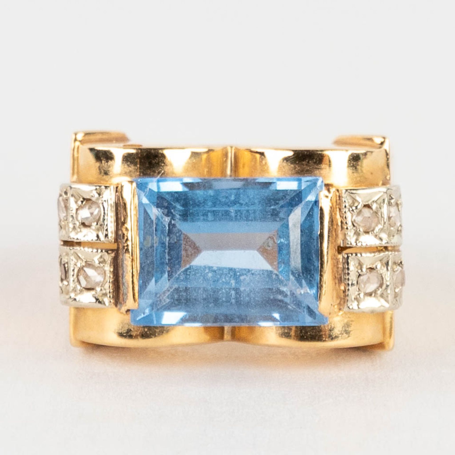 A ring, yellow gold with light blue cut stone/glass. 8,29g. Ring size: 58. 18 karat gold.