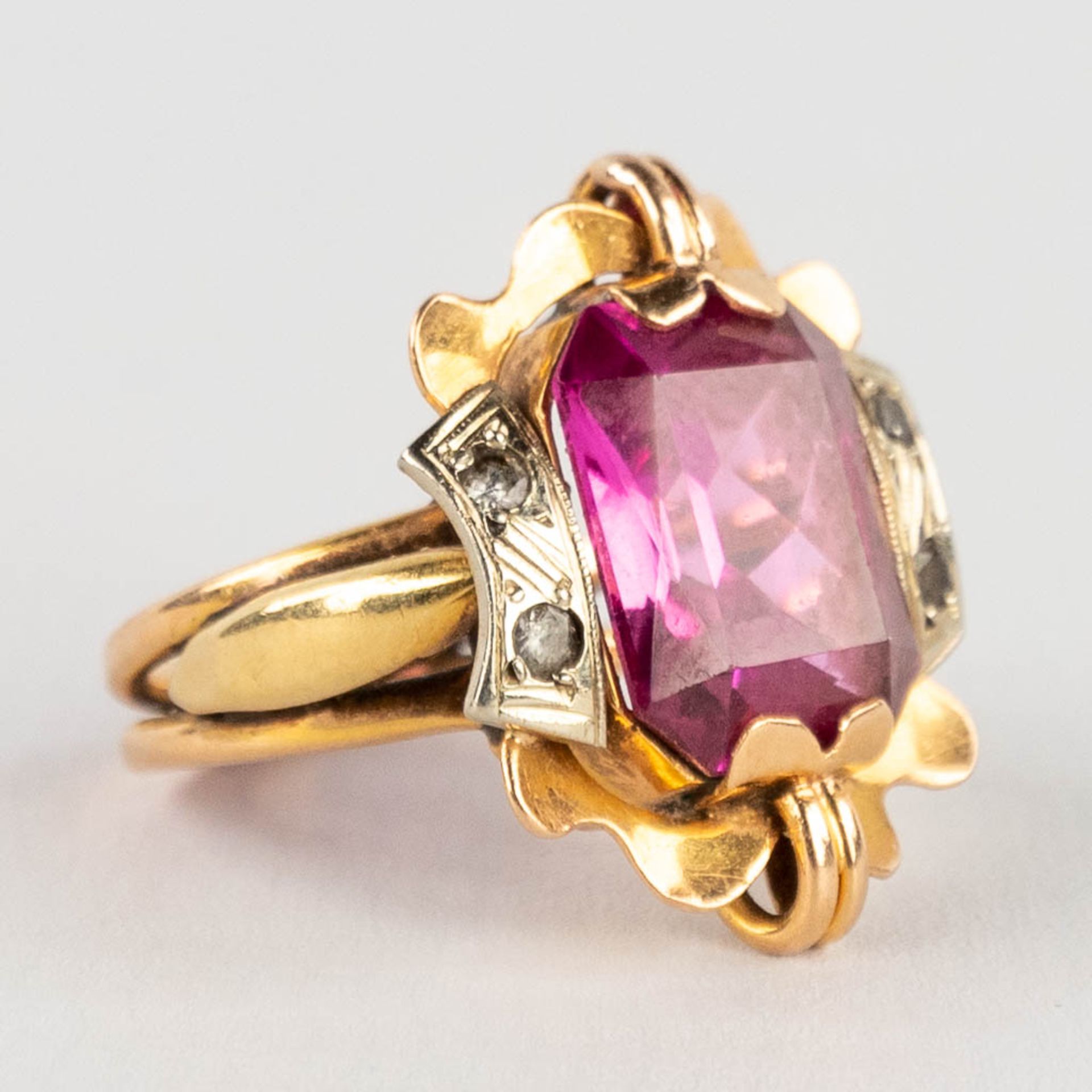 A yellow gold ring with a cut light purple stone/glass. 6,87g. Ring size: 52. - Image 3 of 9