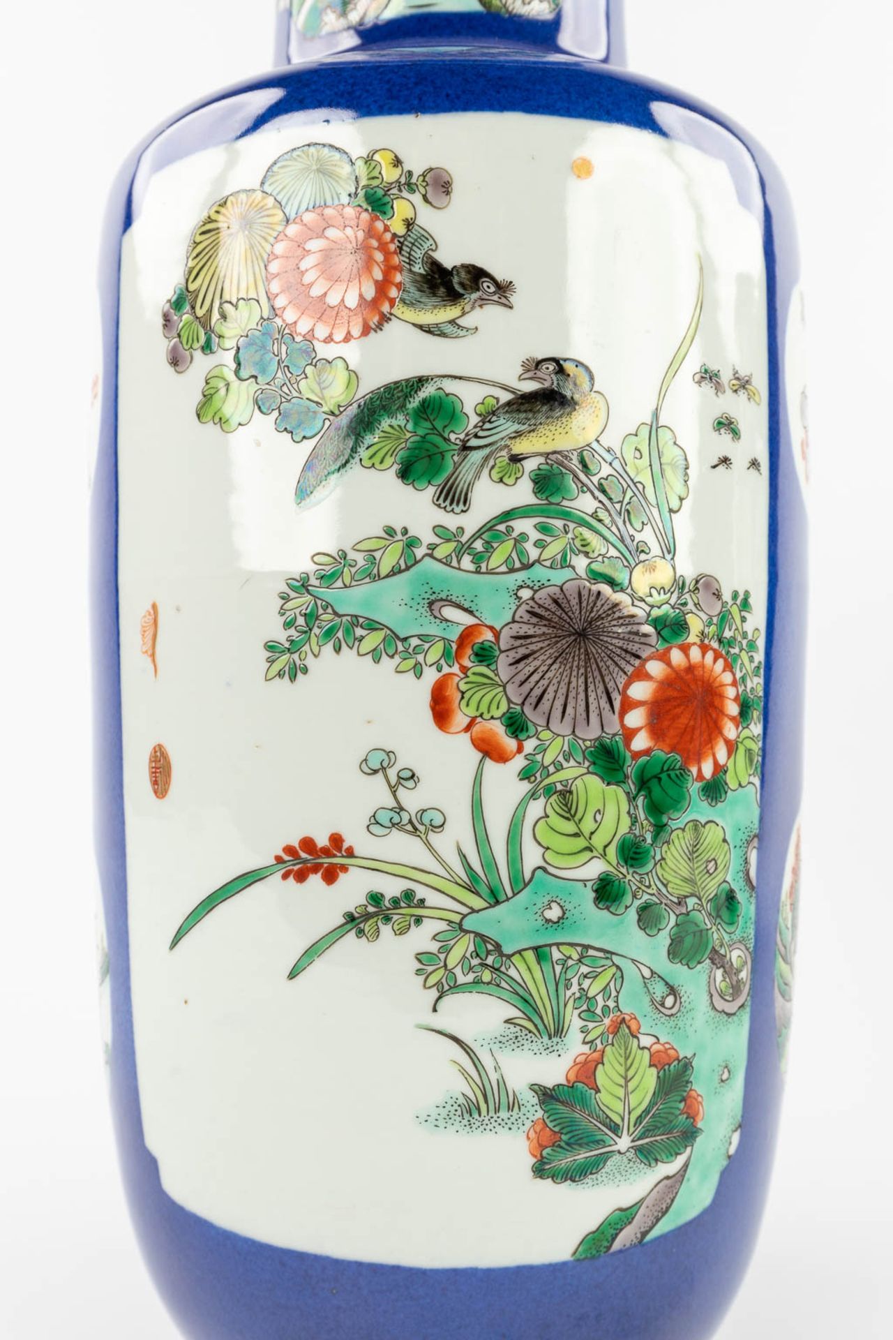 A pair of Chinese vases, decorated with fauna and flora. 20th C. (H:45 x D:18 cm) - Image 8 of 13