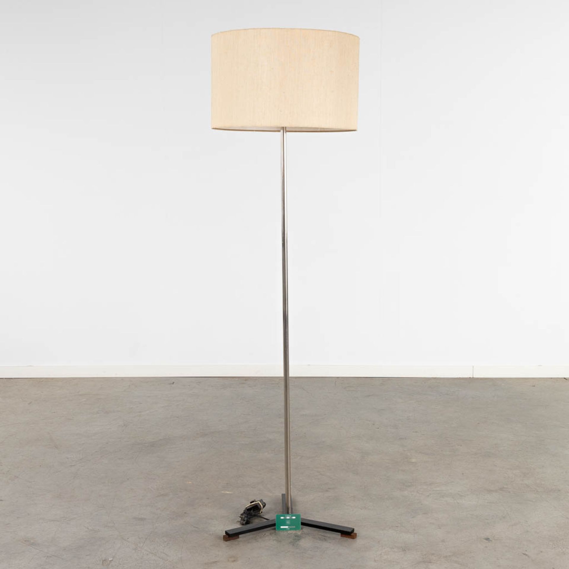 A mid-century floor lamp, chromed metal, metal and wood. (L:40 x W:40 x H:165 cm) - Image 2 of 8