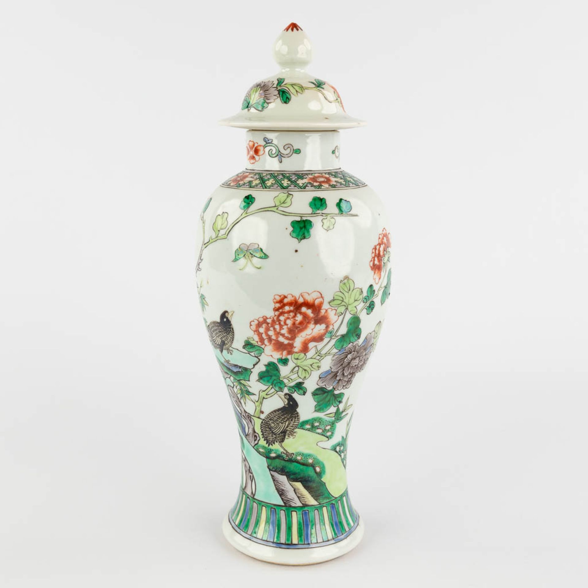 Five pieces of Chinese porcelain and stoneware, Prunus, Famille Verte, and Nanking. 20th C. (H:28 x - Image 7 of 32