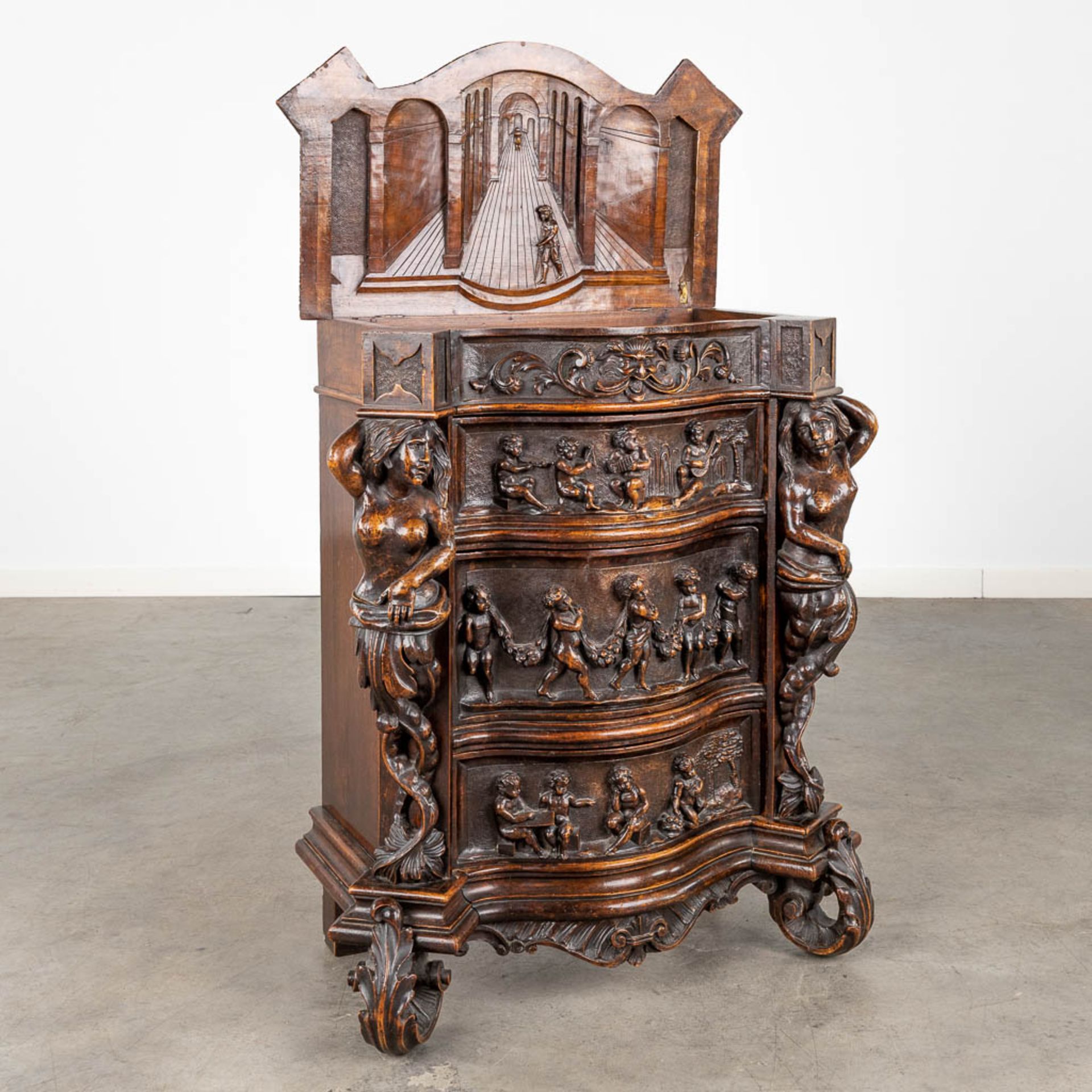 A Rococo-inspired commode, richly sculptured with mythological figurines, putti and ladies. Circa 19 - Bild 4 aus 20