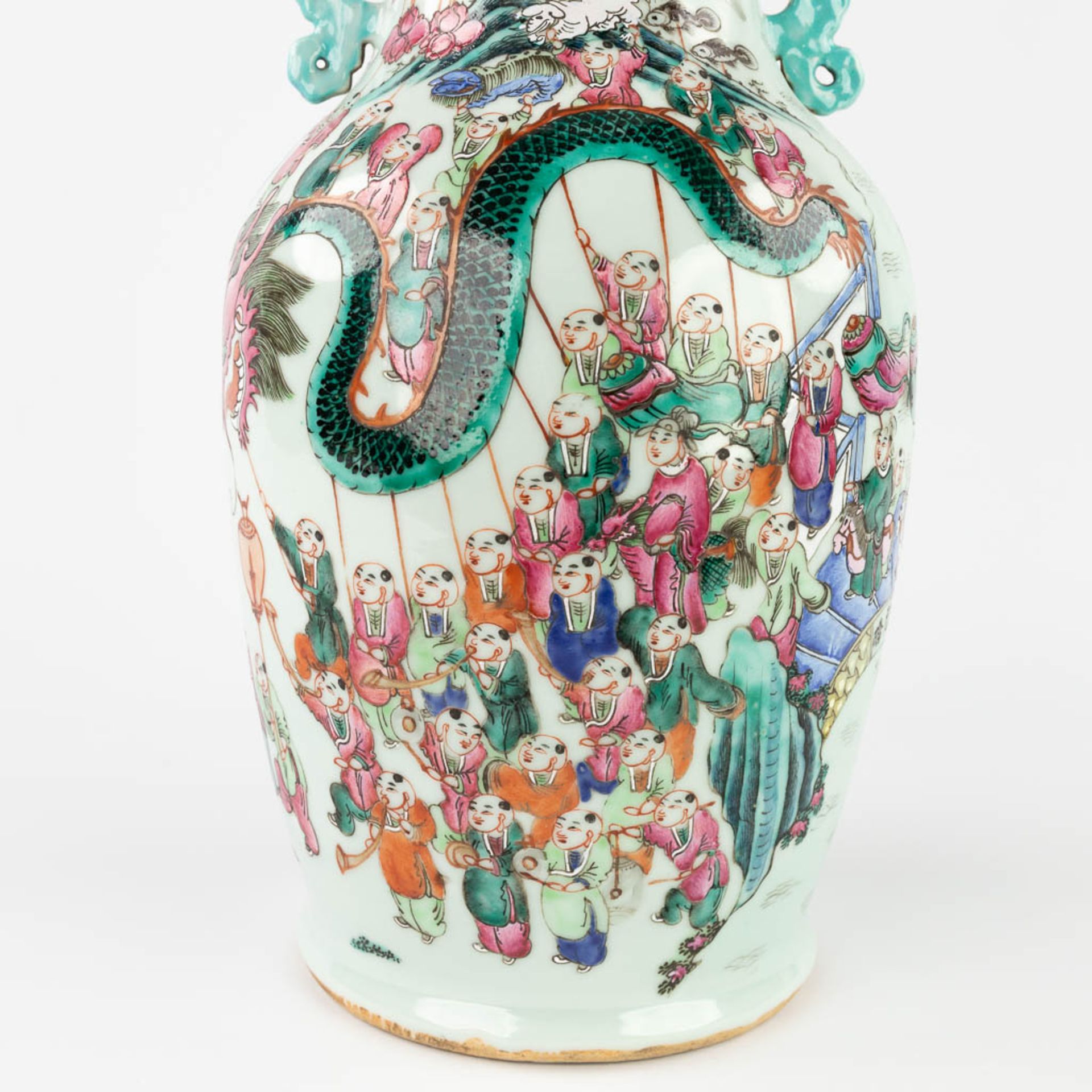 A Chinese Famille Rose '100 Boys' vase. 19th C. (H:44 x D:23 cm) - Image 12 of 13