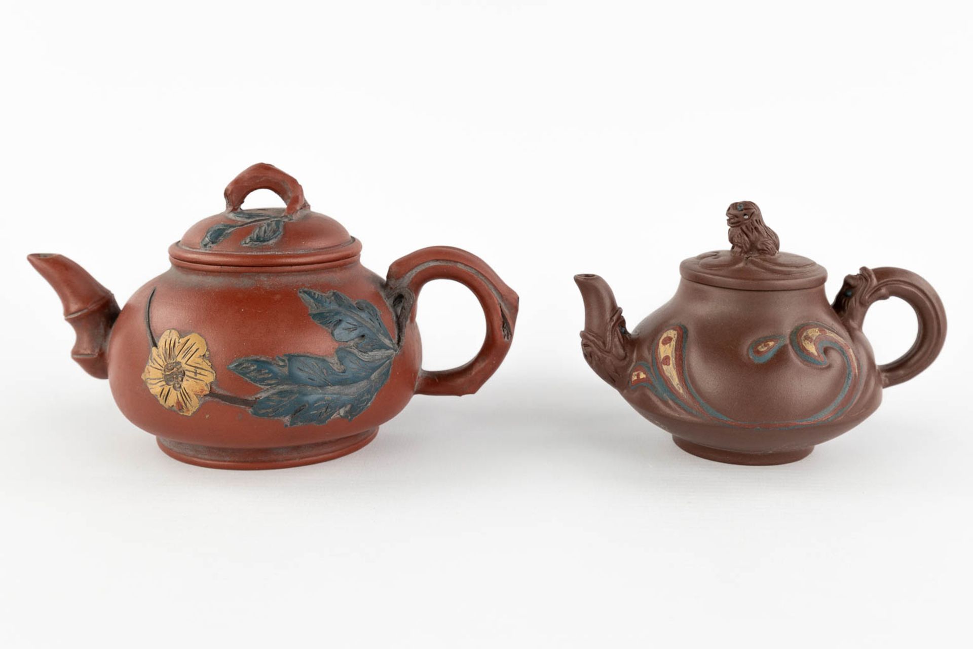 Two Chinese Yixing stoneware teapots, 20th C. (L:11 x W:18 x H:10 cm) - Image 5 of 18