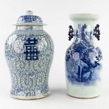 Two Chinese vases, of which one with a lid. Blue-white decor. 19th/20th C. (H:45 x D:25 cm)