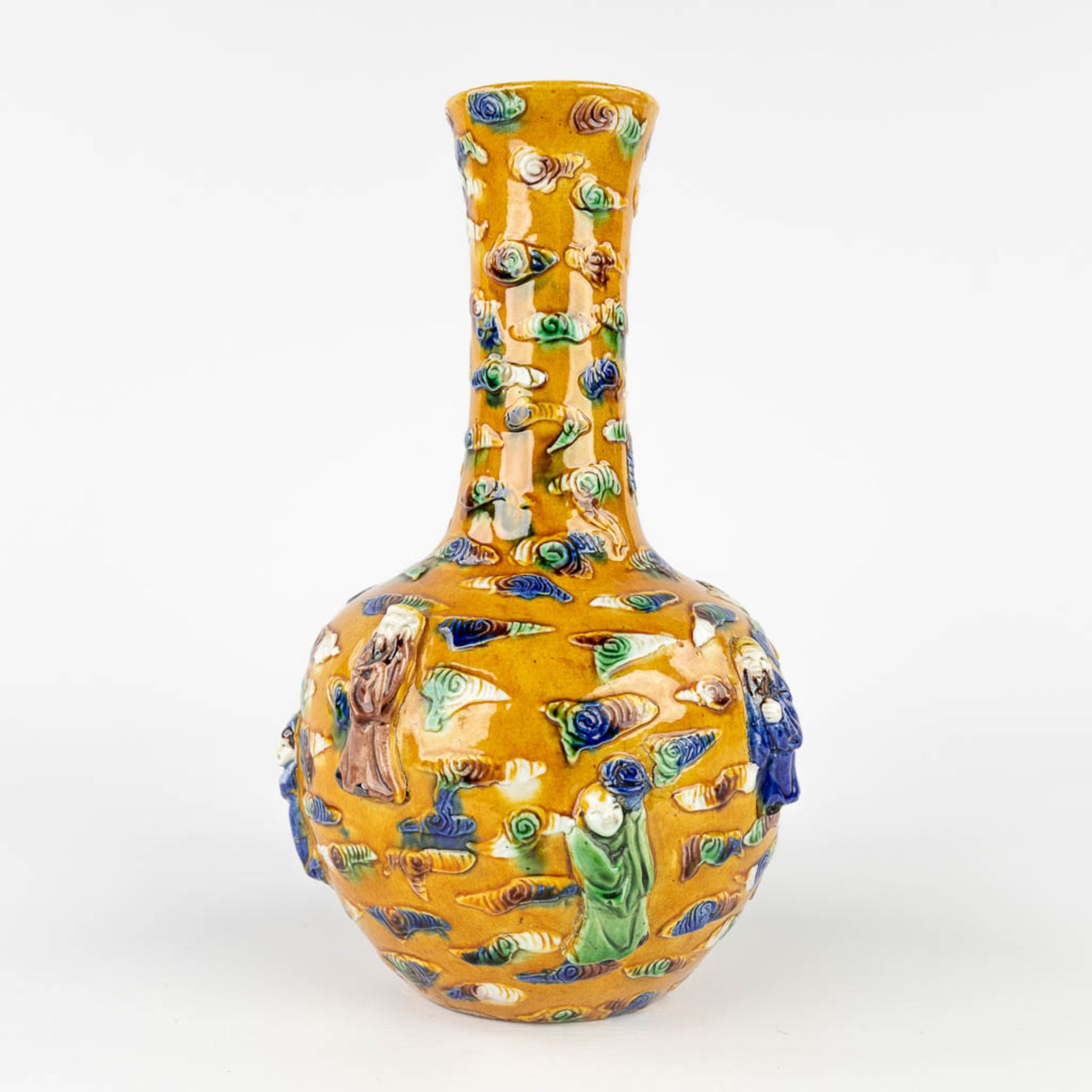 A Chinese vase decorated with the 8 immortals, Famille Verte, Qing Dynasty. 18th/19th C. (H:26 x D:1 - Image 6 of 15