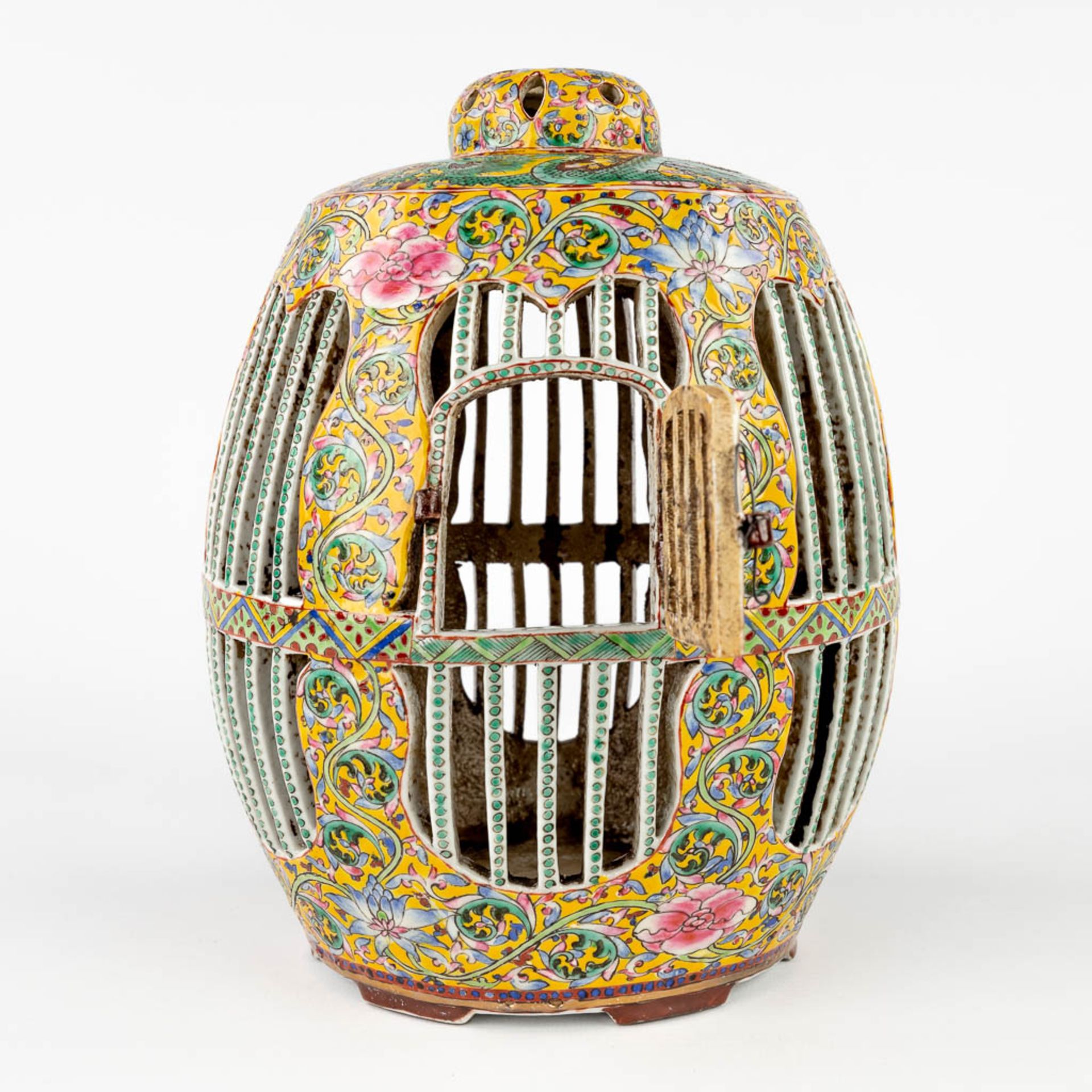 A Chinese porcelain 'Bird Cage', Famille Rose, Qianlong Mark. 20th C. (H:25 x D:19 cm) - Image 3 of 12