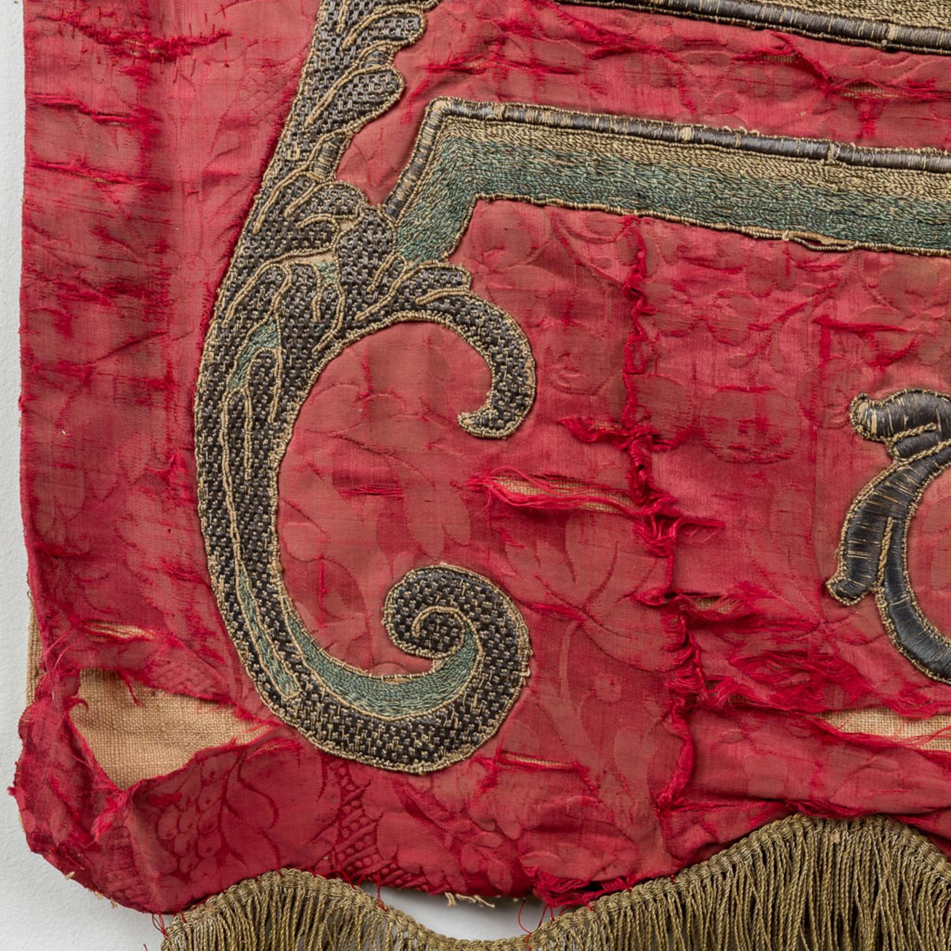 A set of antique and matching banners, finished with embroideries. 18th C. (W:143 x H:145 cm) - Image 21 of 25