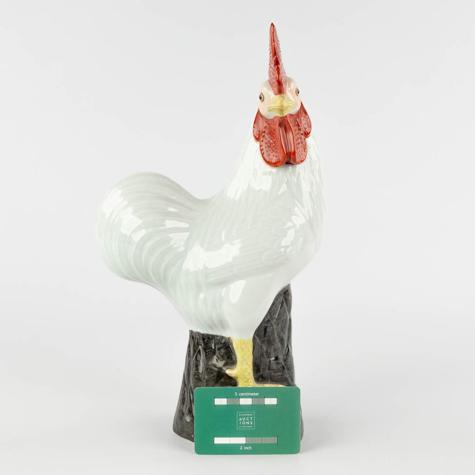 A large Chinese porcelain rooster, Republic Period, 20th C. (L:11,5 x W:19,5 x H:34,5 cm) - Image 7 of 12